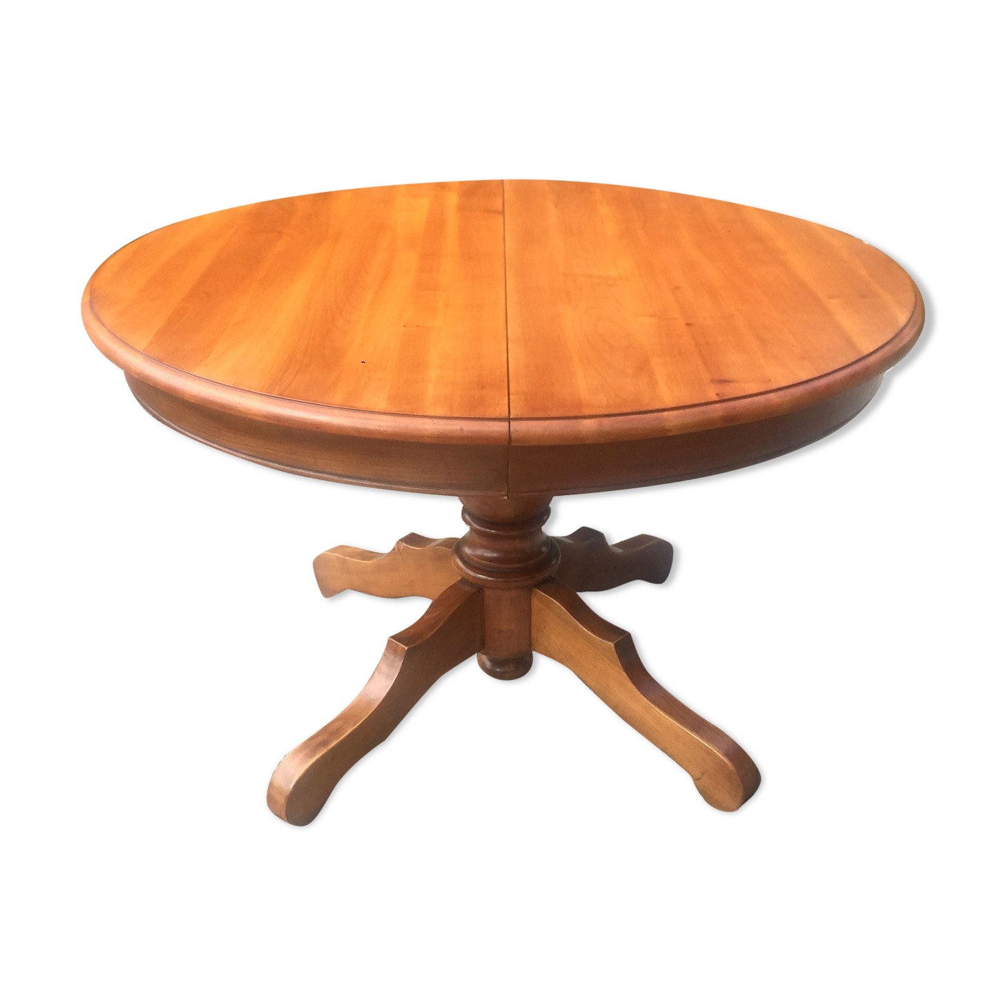 Extendable round table in cherry tree