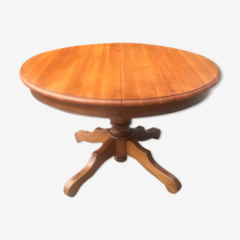 Extendable round table in cherry tree