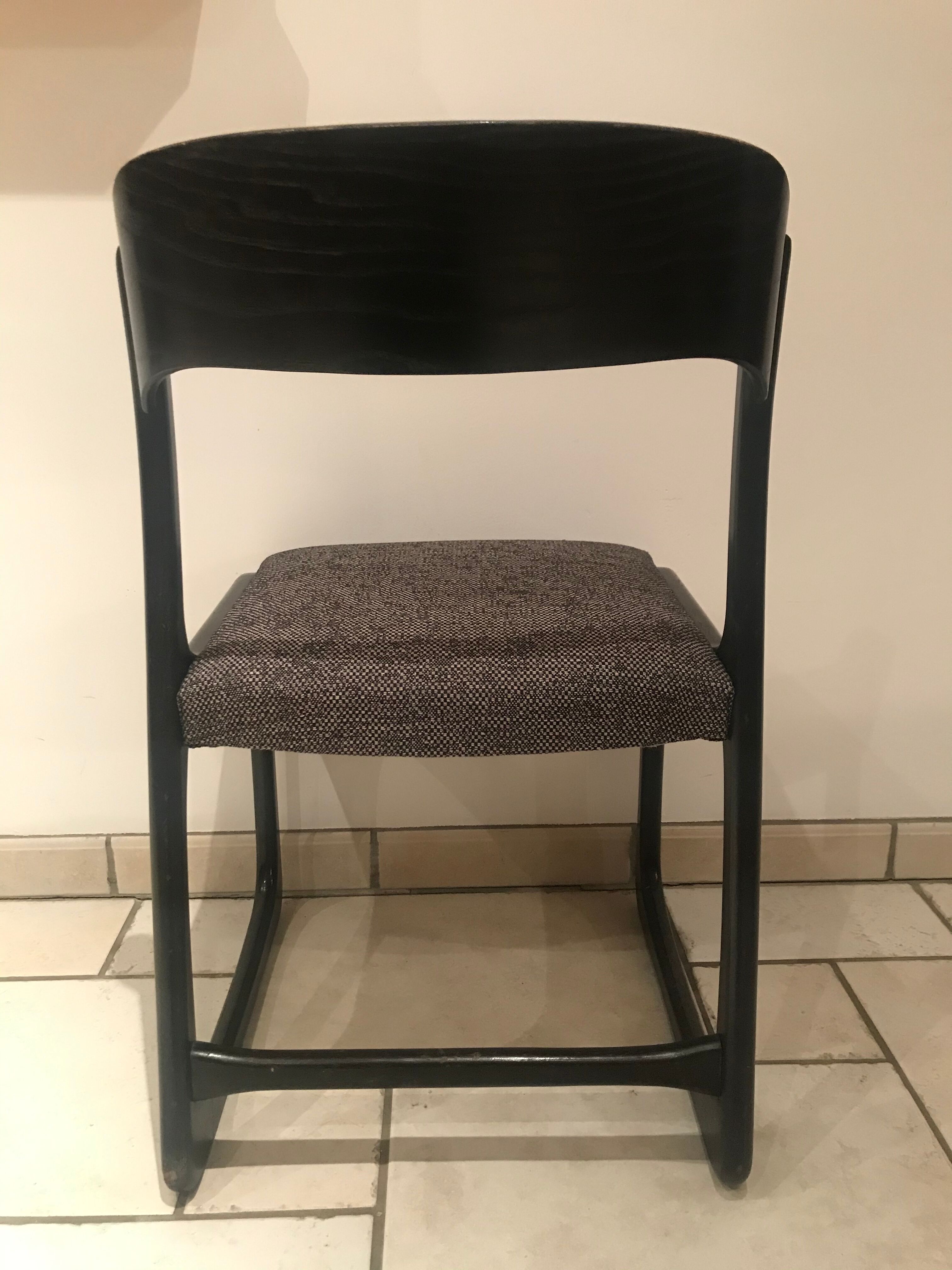 Suite de 6 chaises Baumann « traîneau » retapissées
