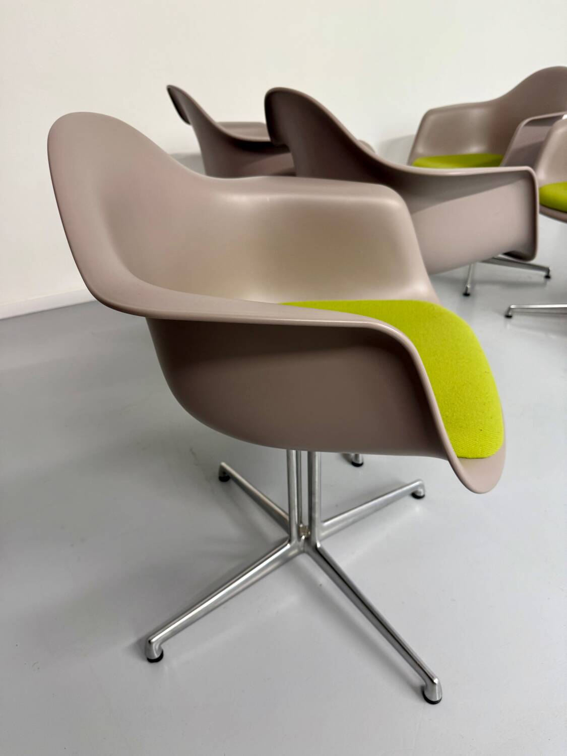 Lot of 6 plastic armchair chairs design Eames VITRA La fonda gray base