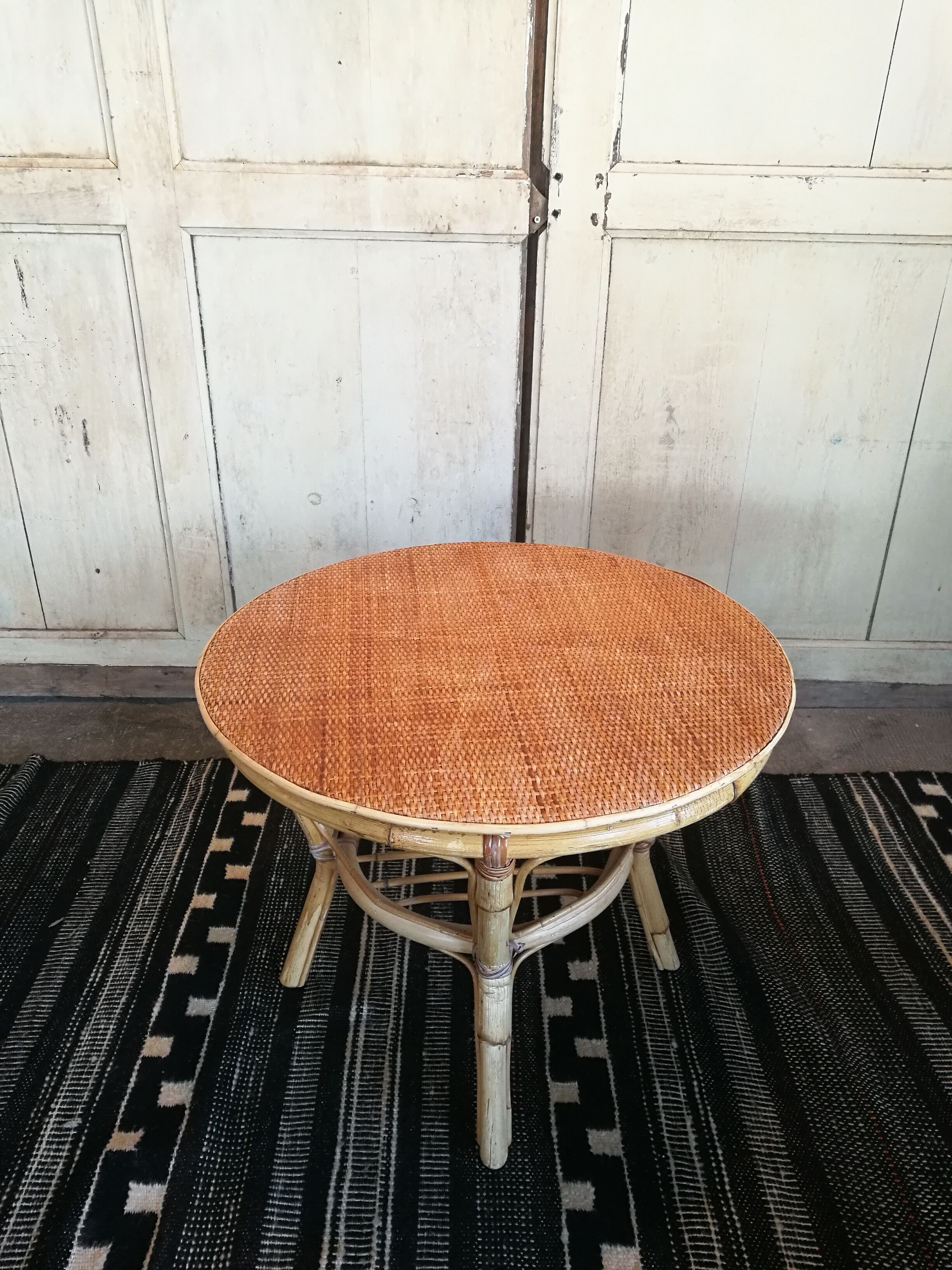 Round coffee table rattan