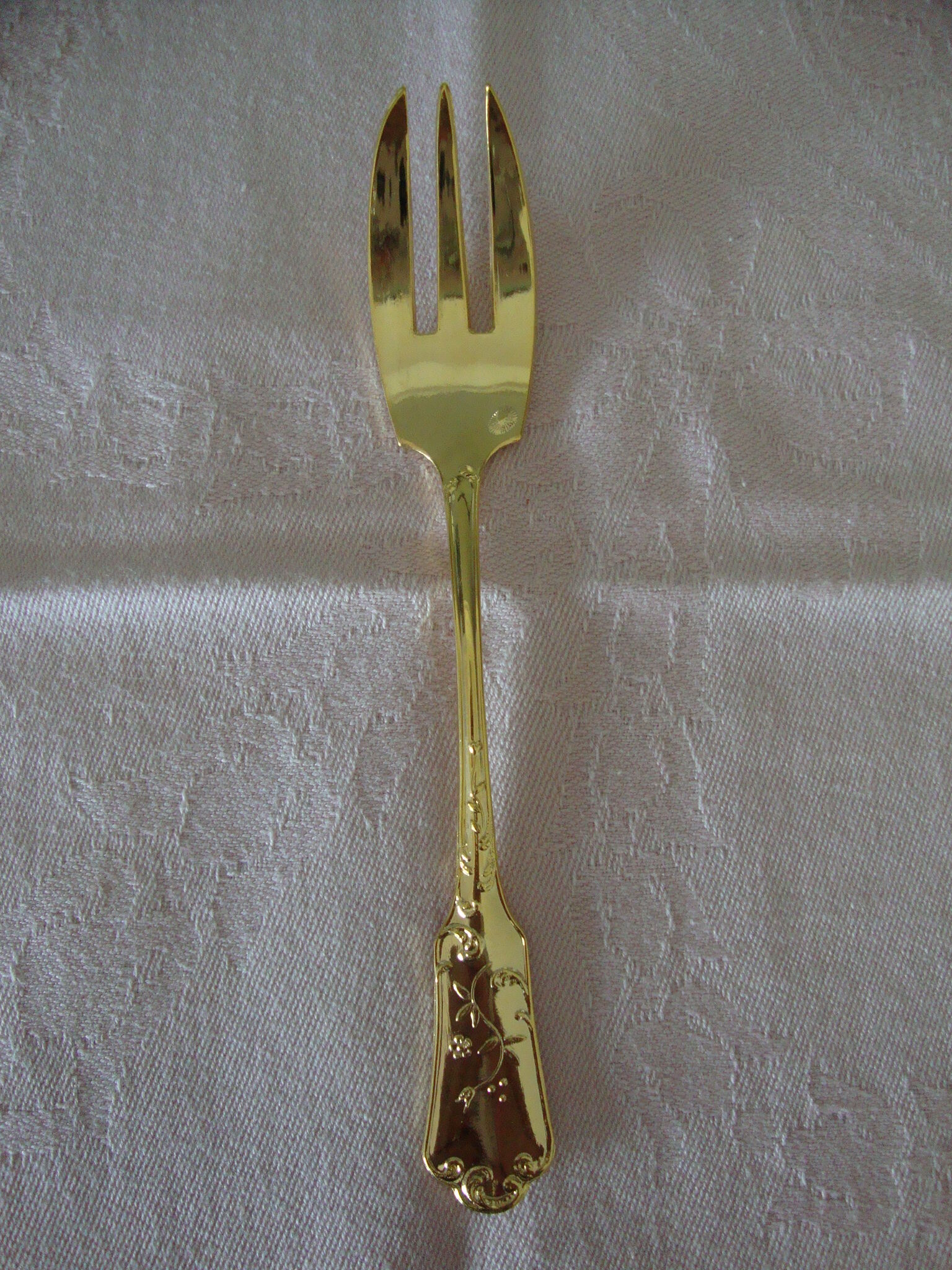 4 golden cake forks