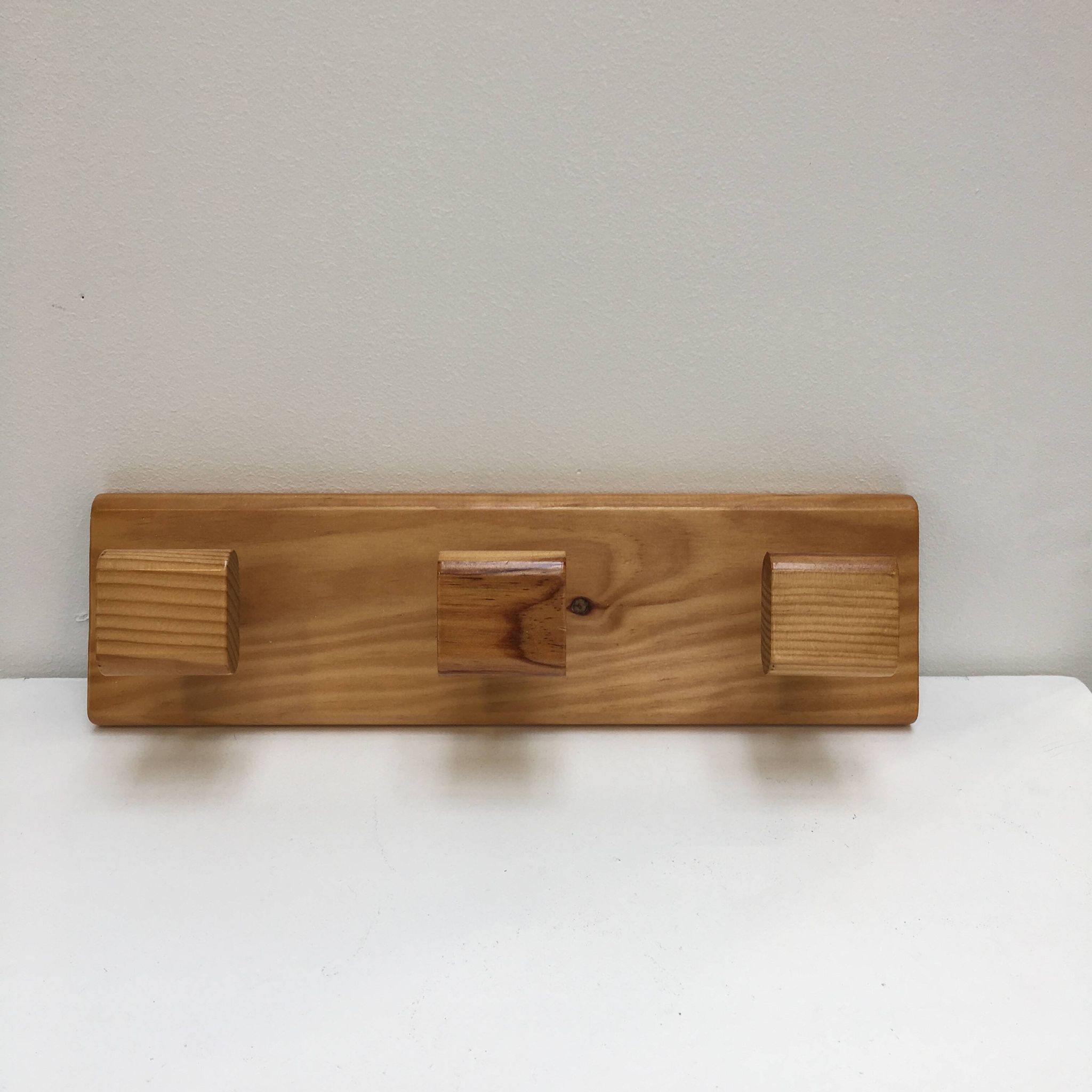 Porte-manteau moderniste en pin