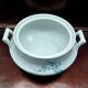 Soupière en porcelaine blanche FD Chauvigny France, motif Myosotis