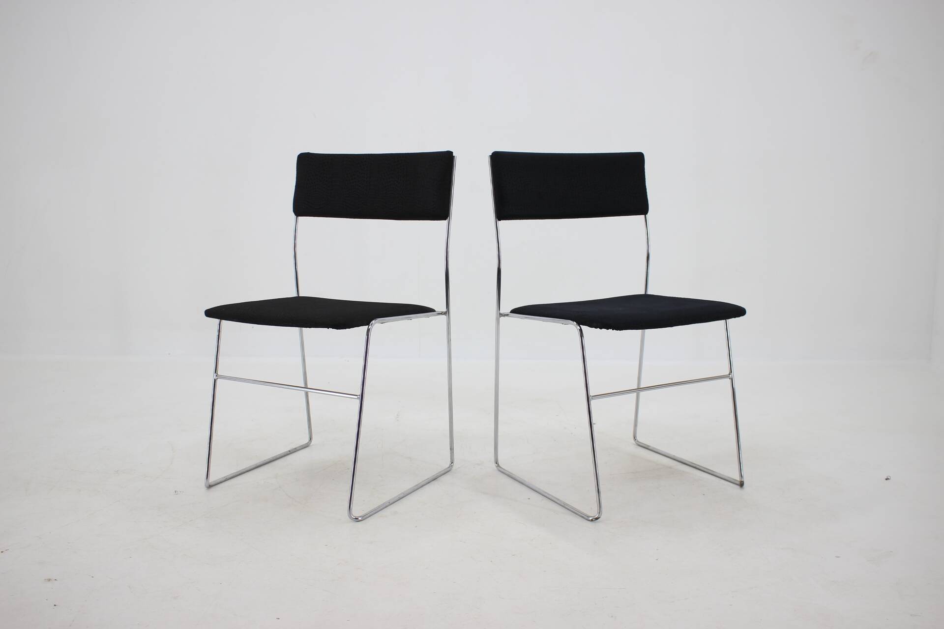 Ensemble de quatre chaises de salle à manger minimalistes chromées des années 1970, Tchécoslovaquie