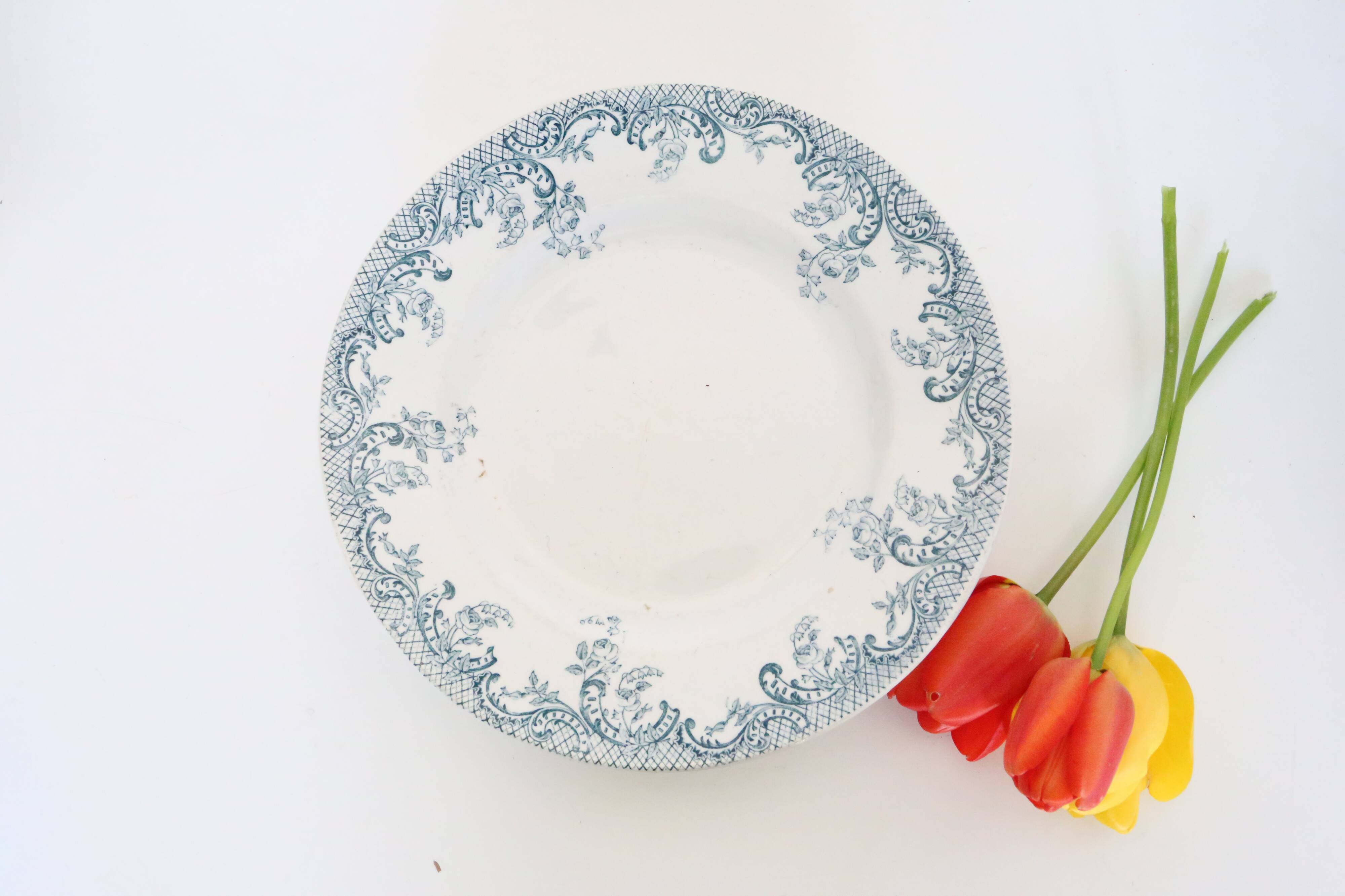 Plat sur piédouche, terre de fer, modèle Rocaille de Orchies, manufacture française