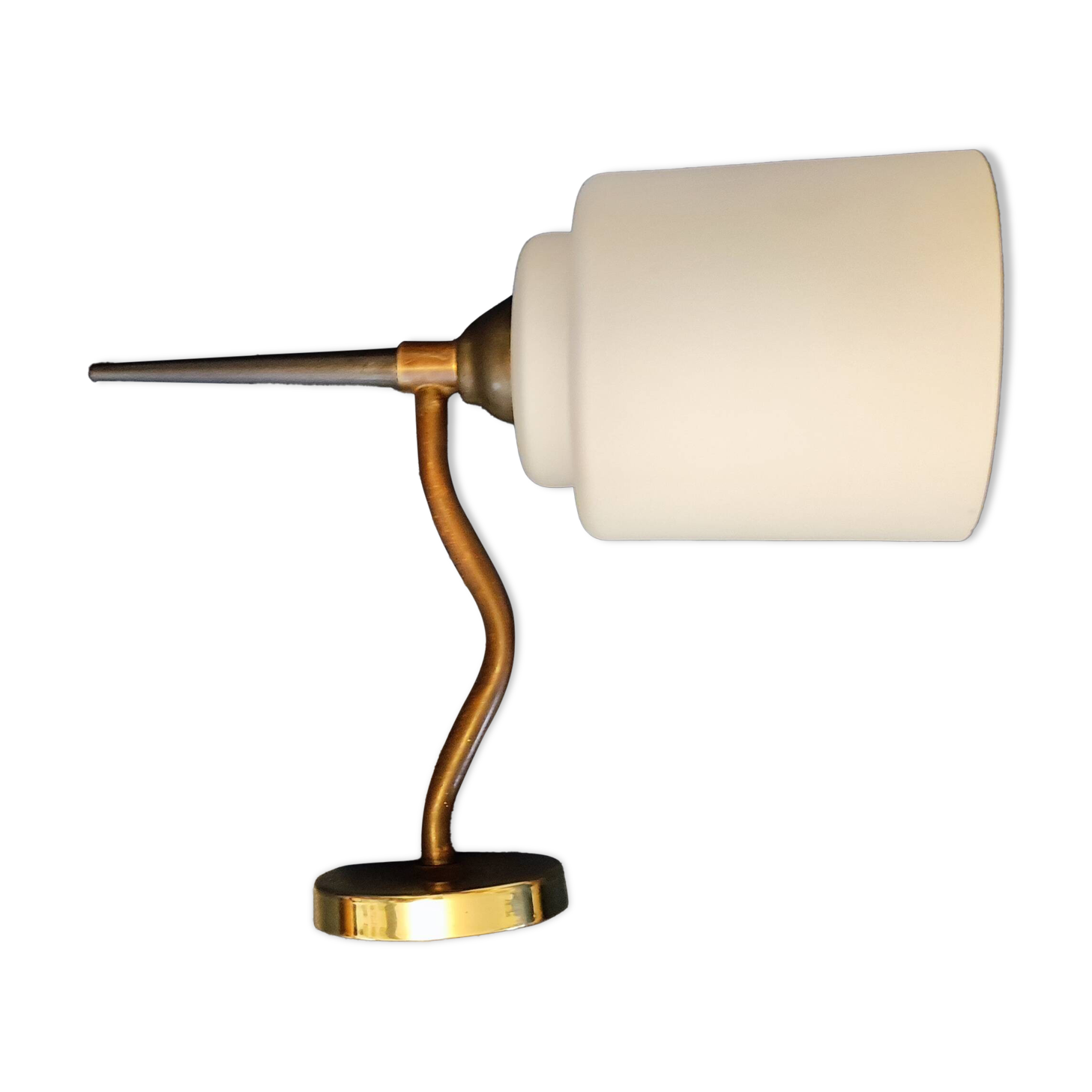 Wall light with opaline glass