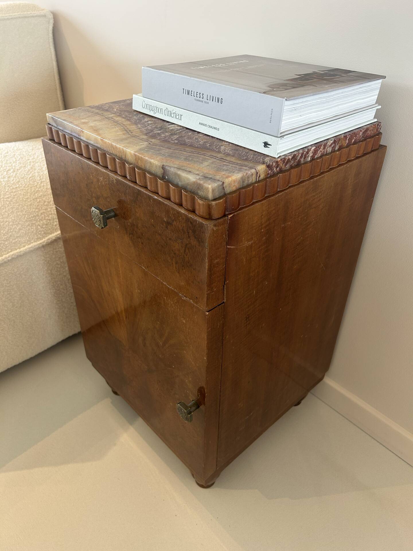 Table de chevet Art Déco — placage ronce de noyer, plateau onyx, poign