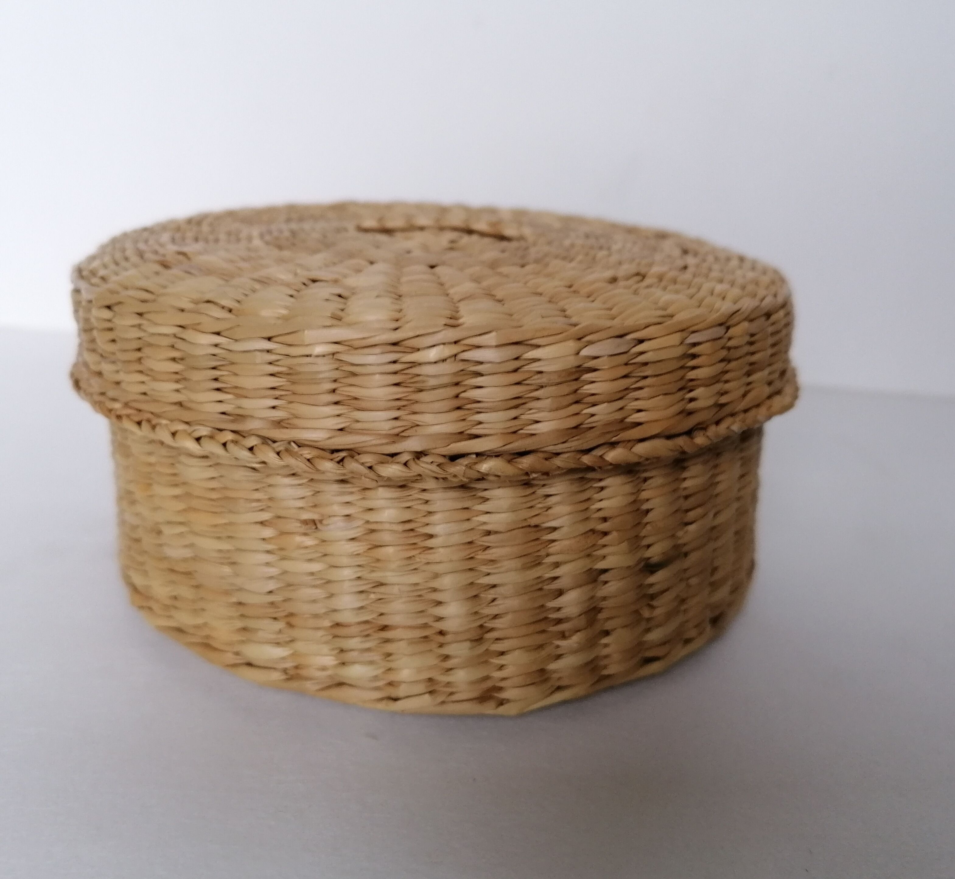 Set of 10 rattan coasters and its box