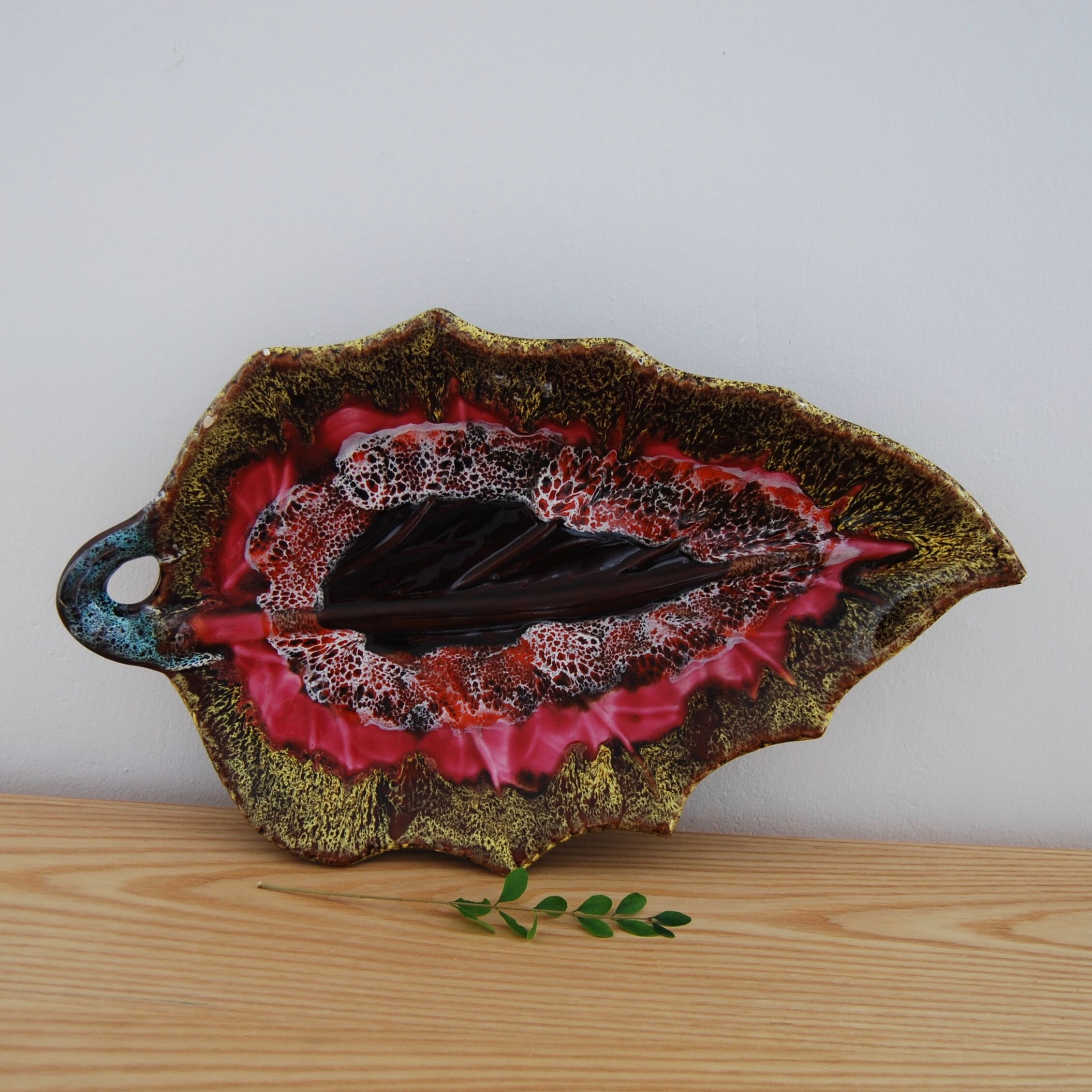 Cut leaf-shaped style Vallauris