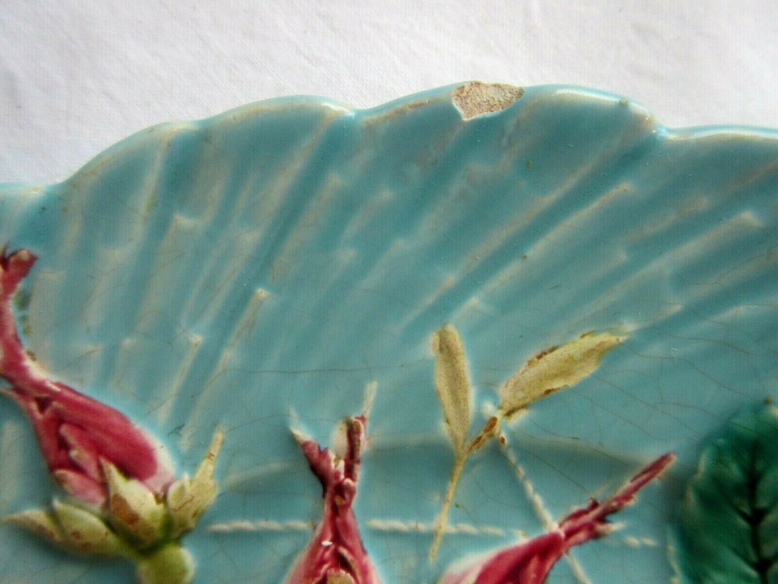 Art Nouveau splash plate signed Sarreguemines, The rosehies