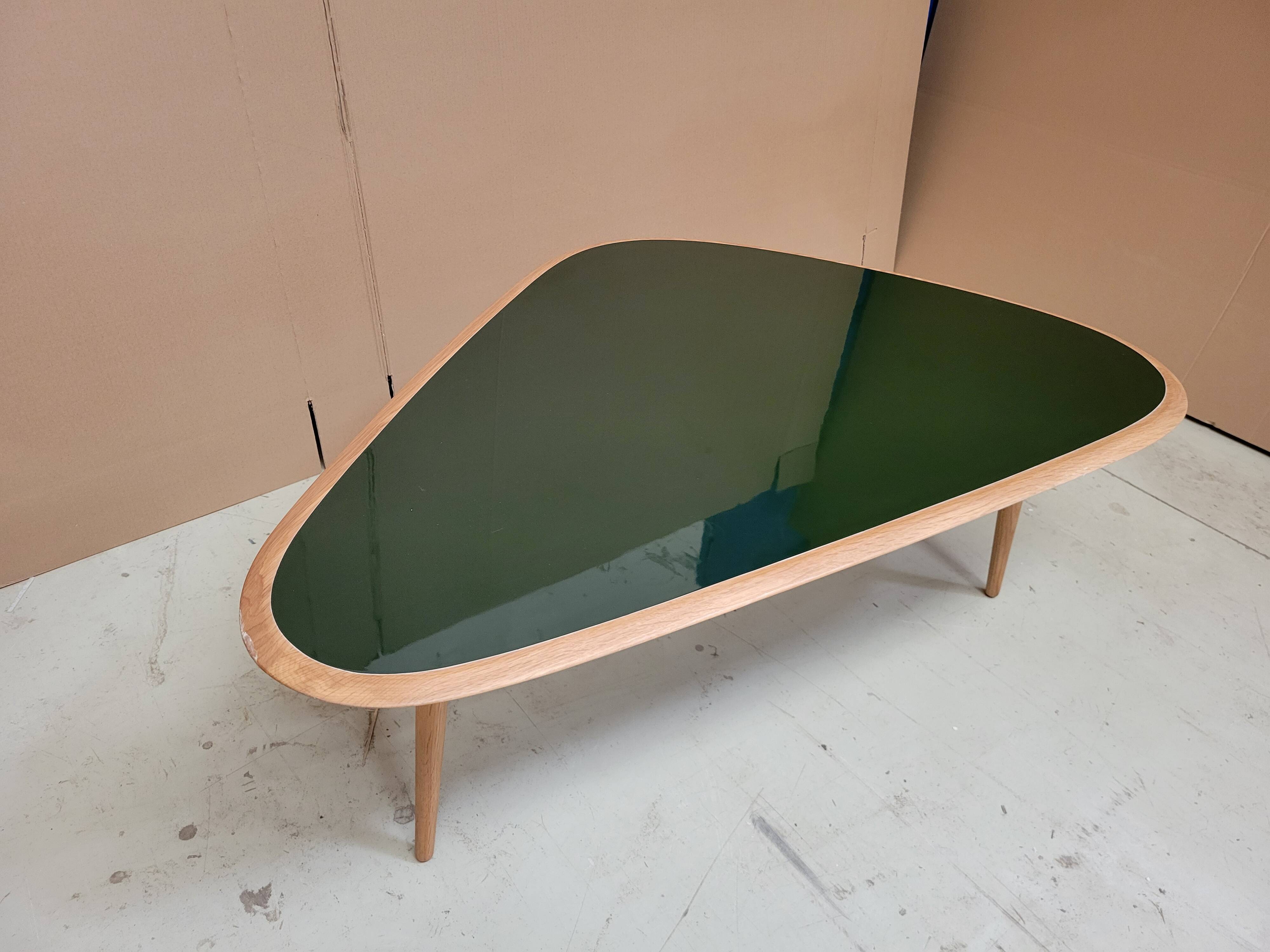 Table basse style années 50 , laque et bois.  marque red edition