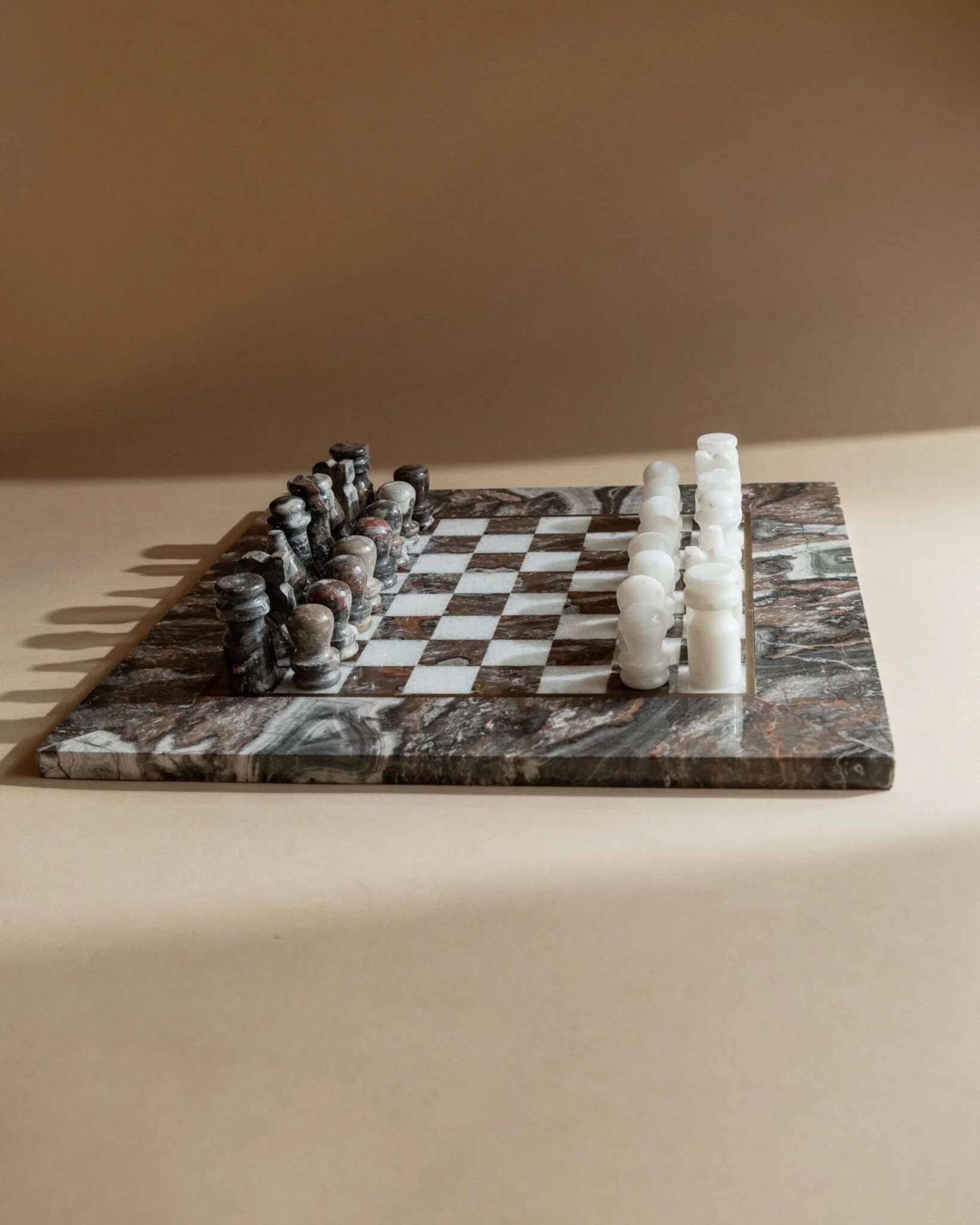 Vintage Marble Chess Set in Grey and Pink Stone – Hand-Carved Pieces, 31x31 cm Board, 1960s Italian Design