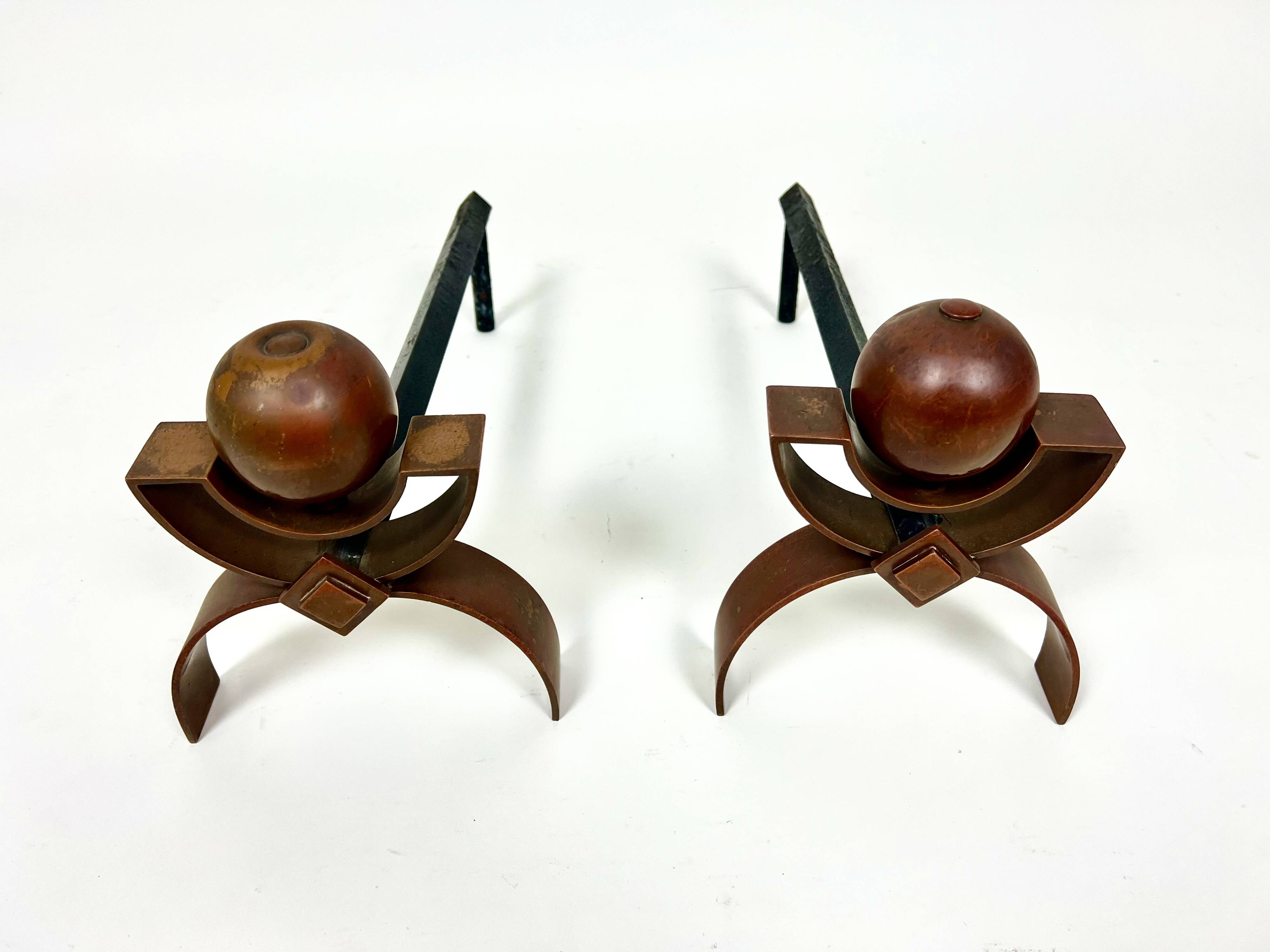 Paire de chenets Art Déco pour cheminée, en cuivre et fer, vers 1920