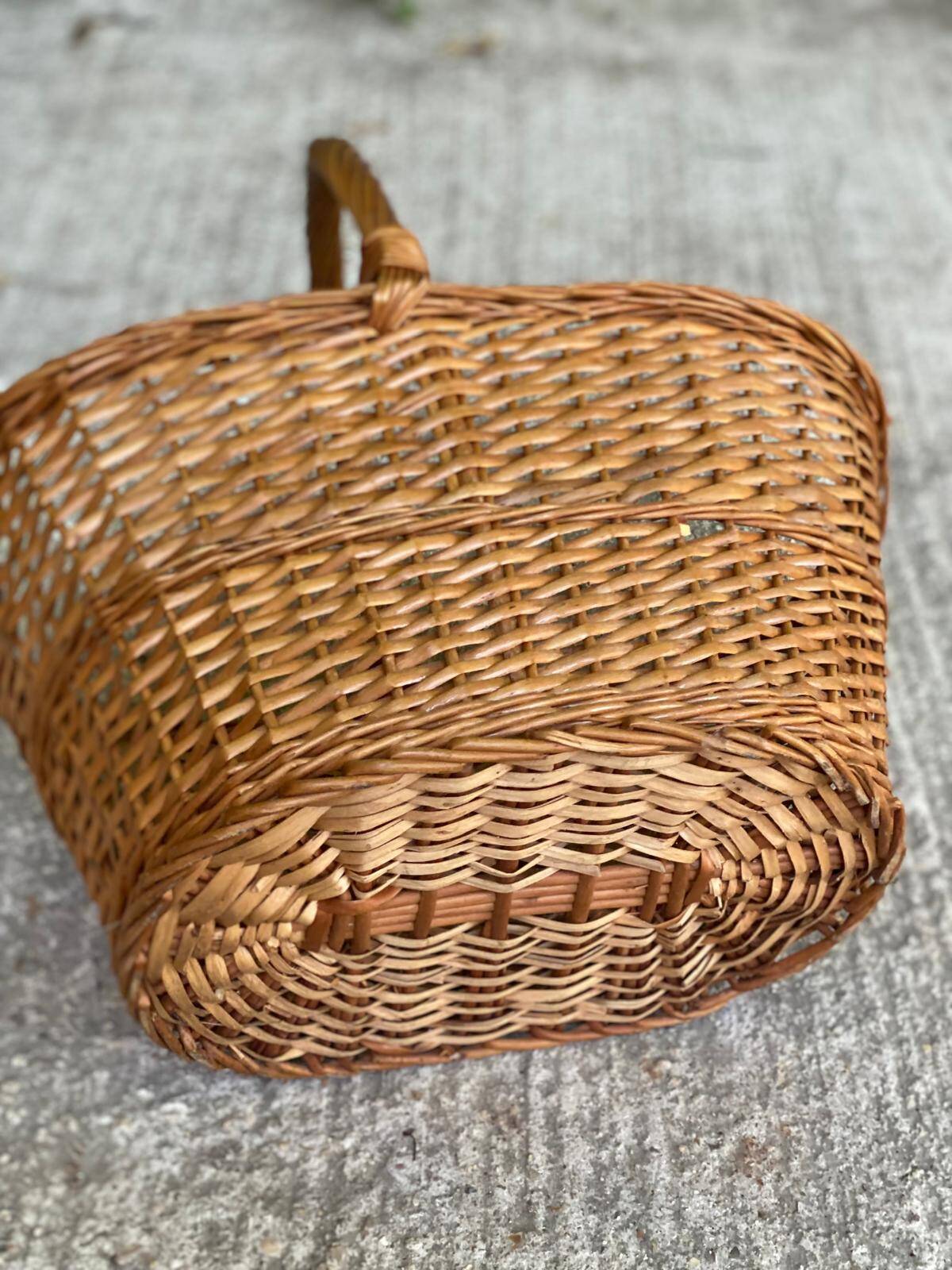 Round woven wicker basket with handle