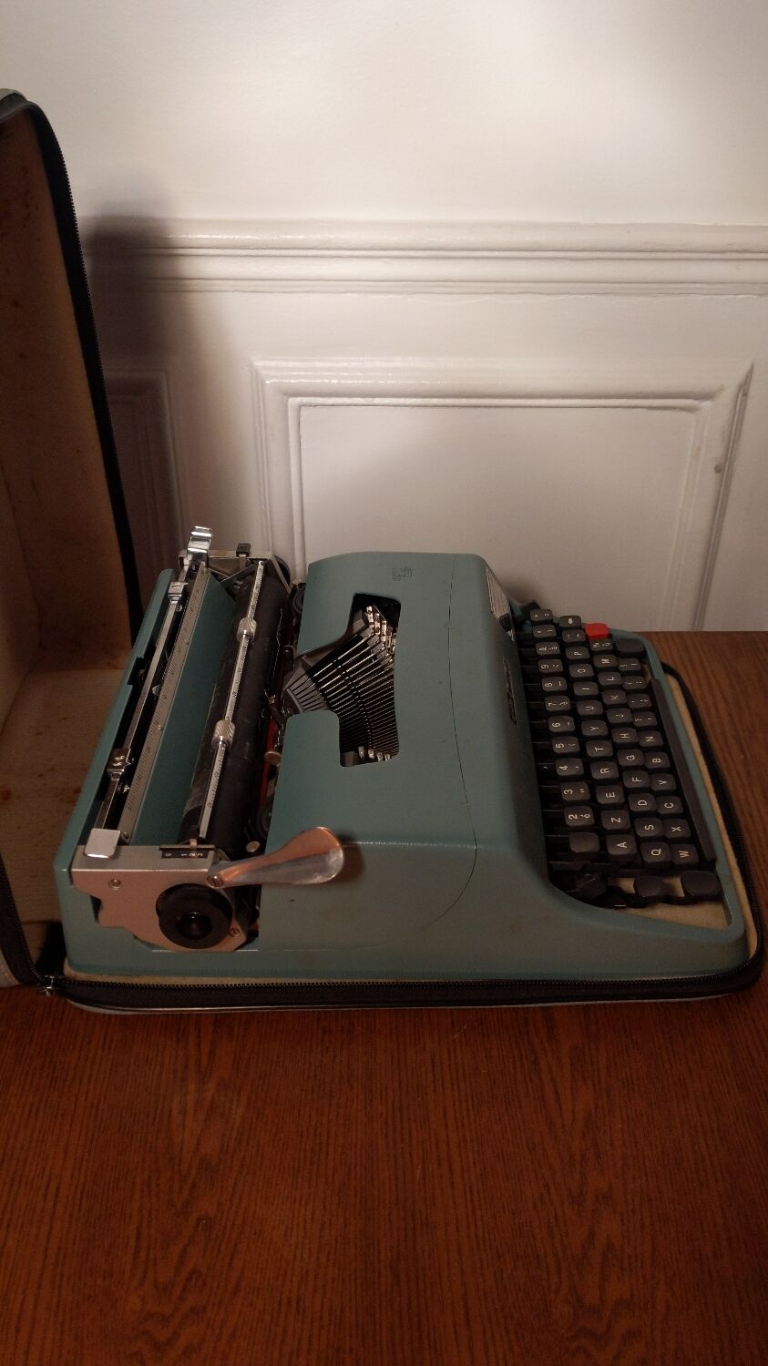 Olivetti Lettera 32 typewriter