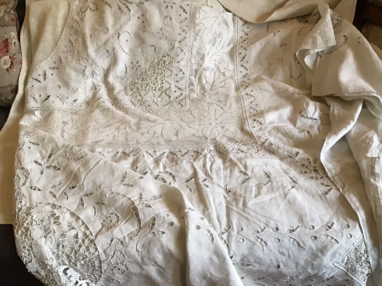 Large ceremonial tablecloth 280x280