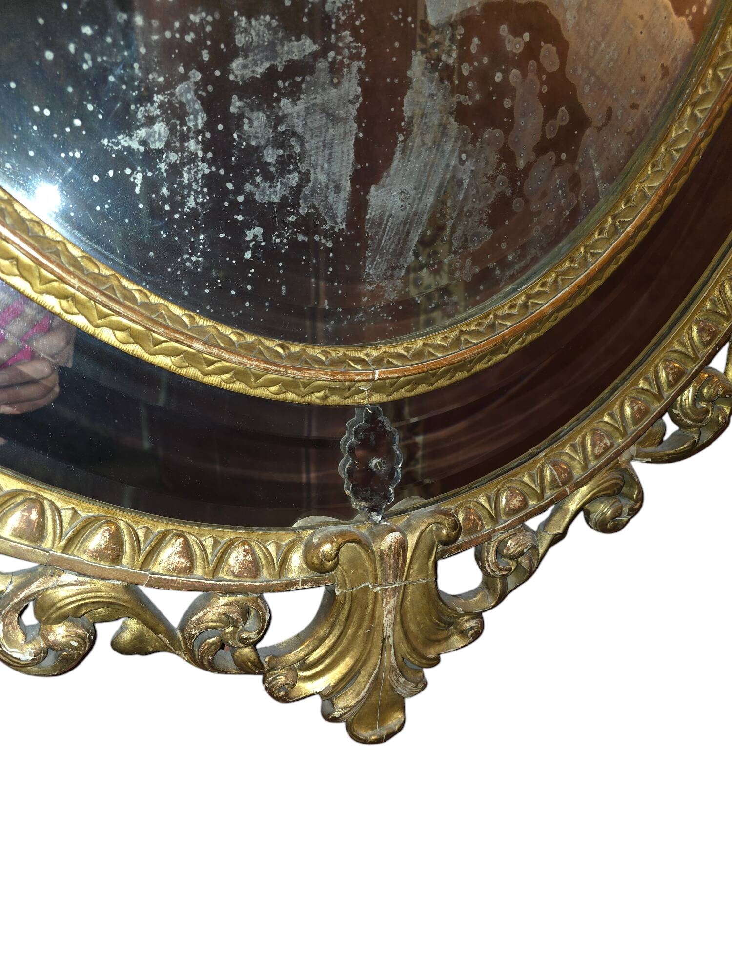 Oval mirror in gilded wood