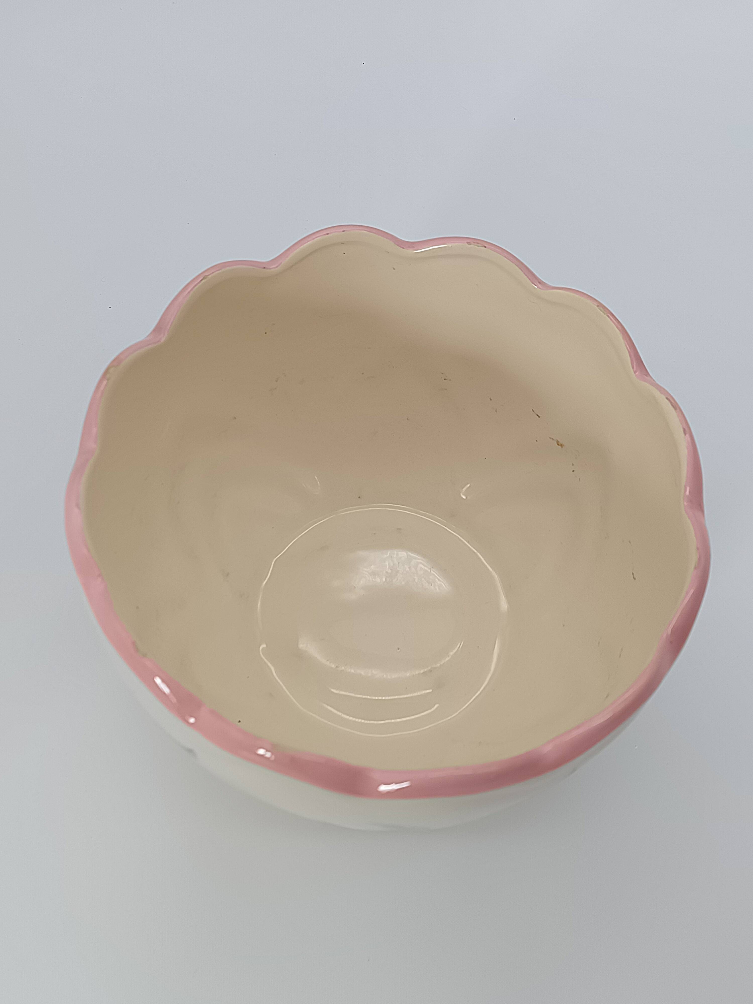 Vintage Fluted Ceramic Cache-Pot – Pastel Feather & Collar Decor