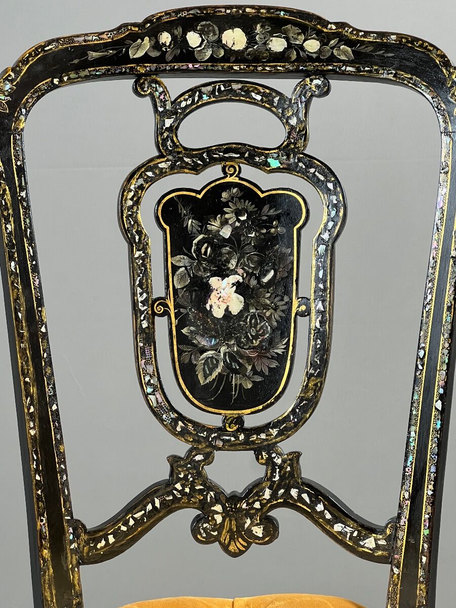 Paire de chaises Napoléon III marquetées et incrustées de nacre, XIXe Siècle