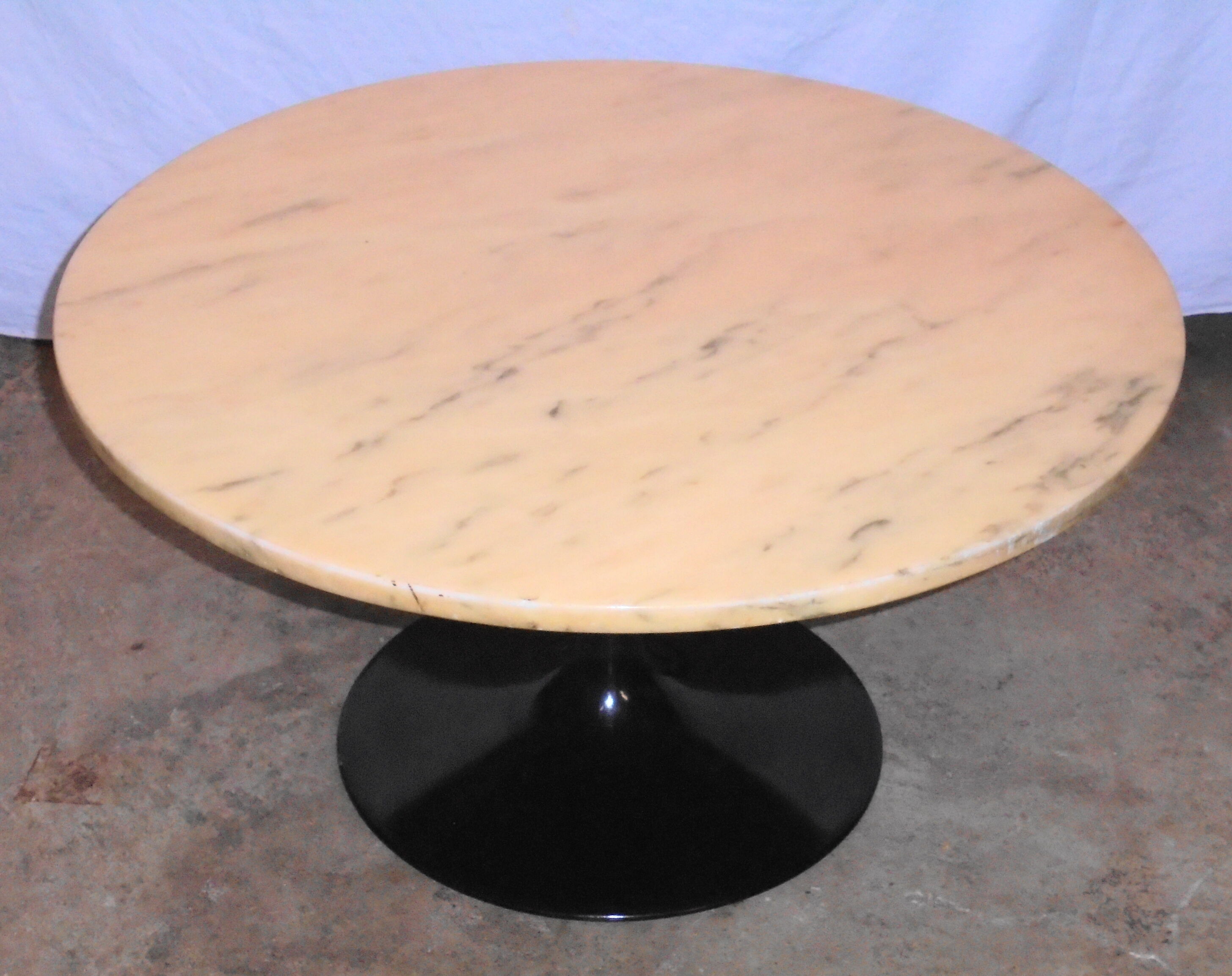 Round coffee table on tulip foot from the 70s