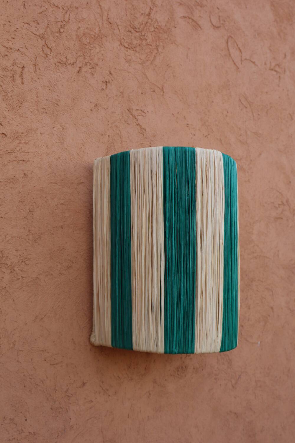 Applique murale rayé vert sapin et beige en raphia naturel