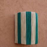 Applique murale rayé vert sapin et beige en raphia naturel