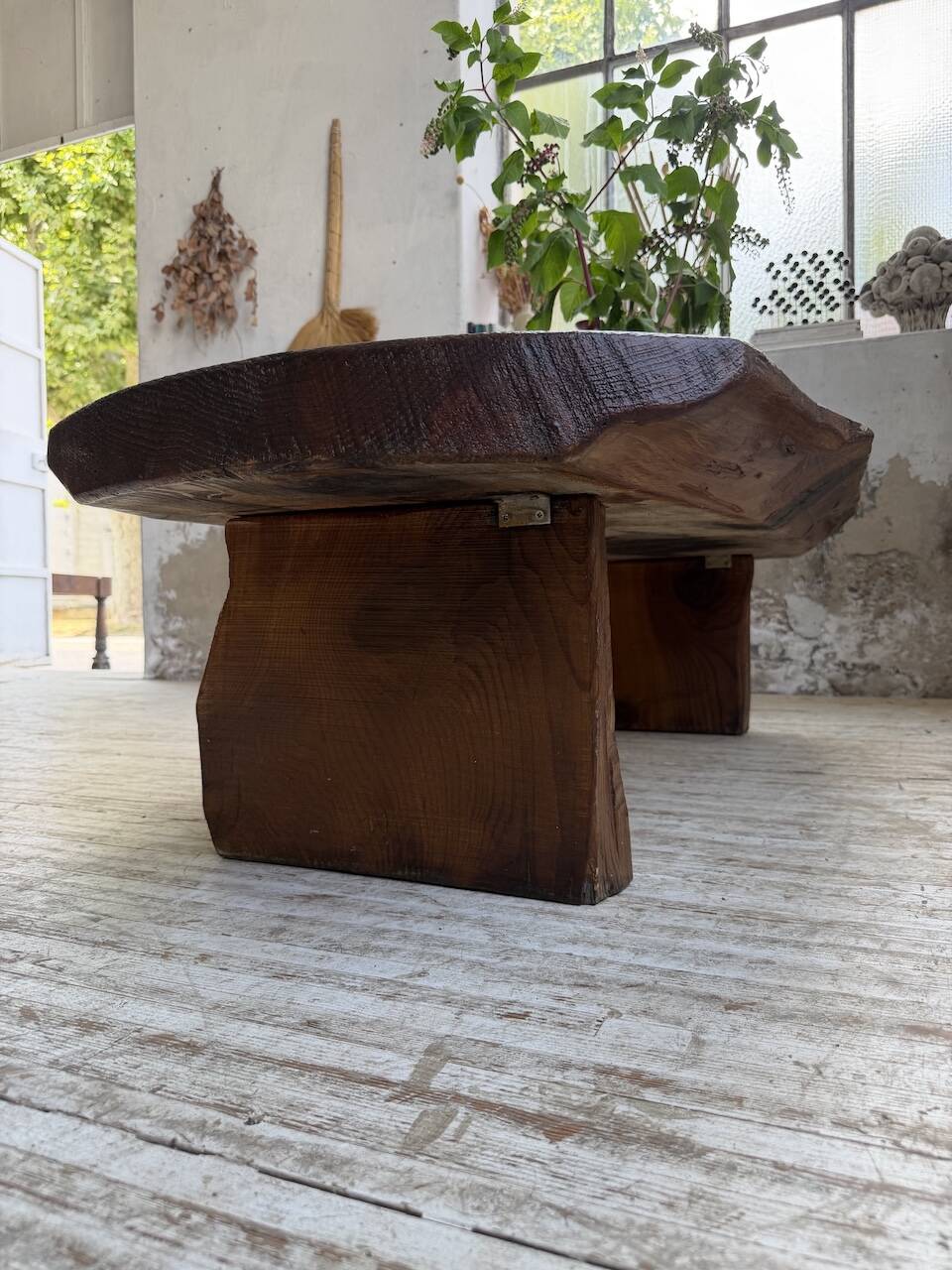 Table basse brutaliste artisanale 1950