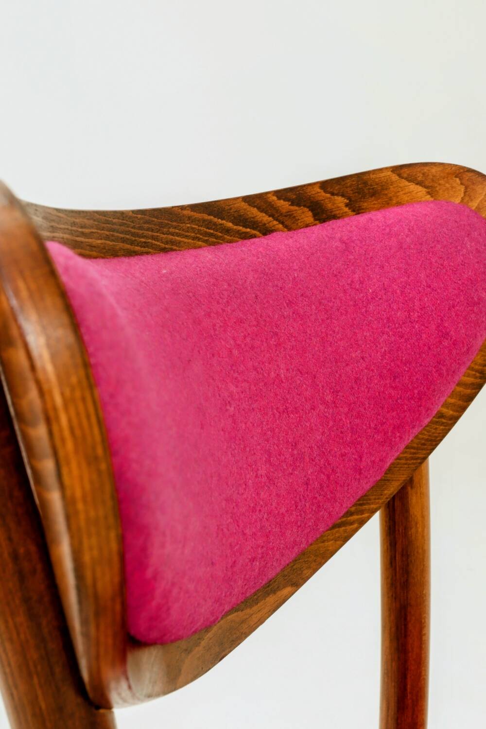 Chaise rétro en bois cintré de style classique, revêtement en laine fuchsia, rénovée.