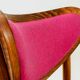 Chaise rétro en bois cintré de style classique, revêtement en laine fuchsia, rénovée.