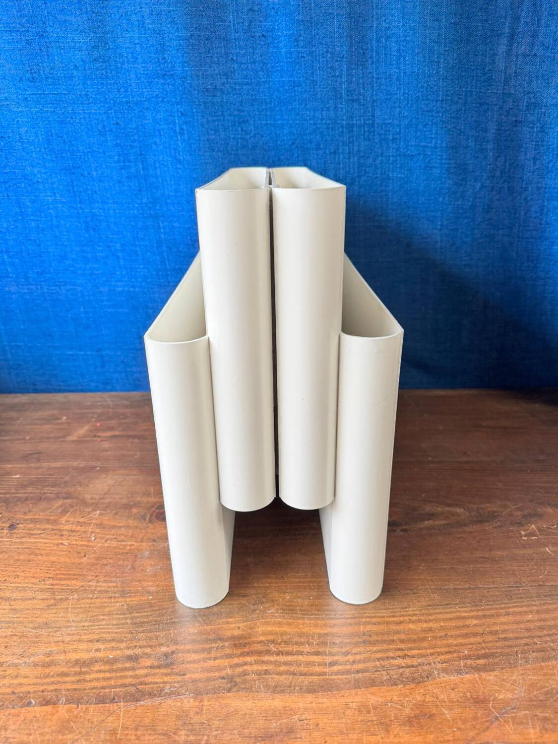 Kartell vintage magazine rack / bookcase – Design Giotto Stoppino