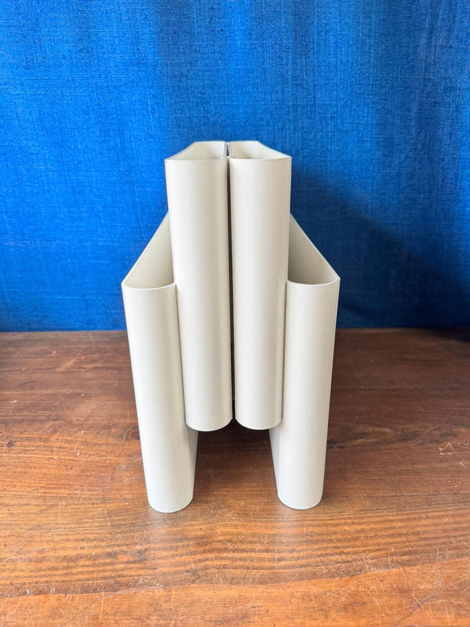 Kartell vintage magazine rack / bookcase – Design Giotto Stoppino