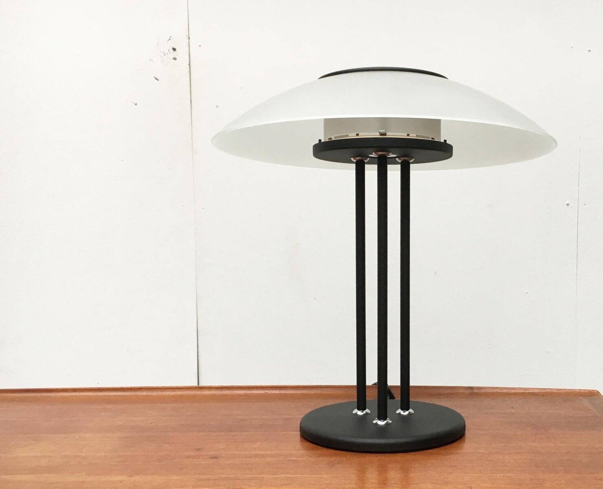 Lampe de table vintage postmoderne en verre et métal
