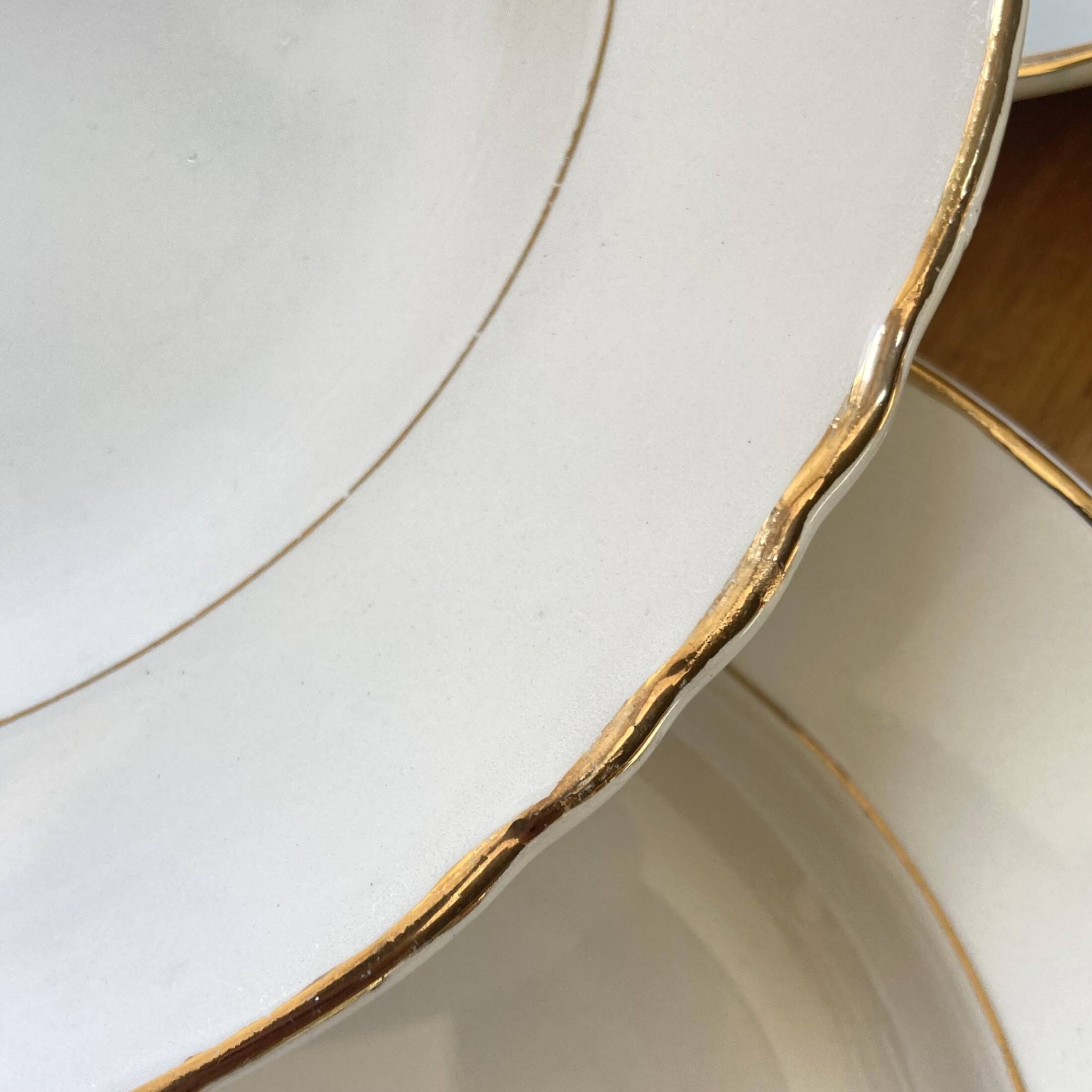 Lot de 6 assiettes creuses en faïence ancienne blanche et or Moulin des loups Orchies vintage