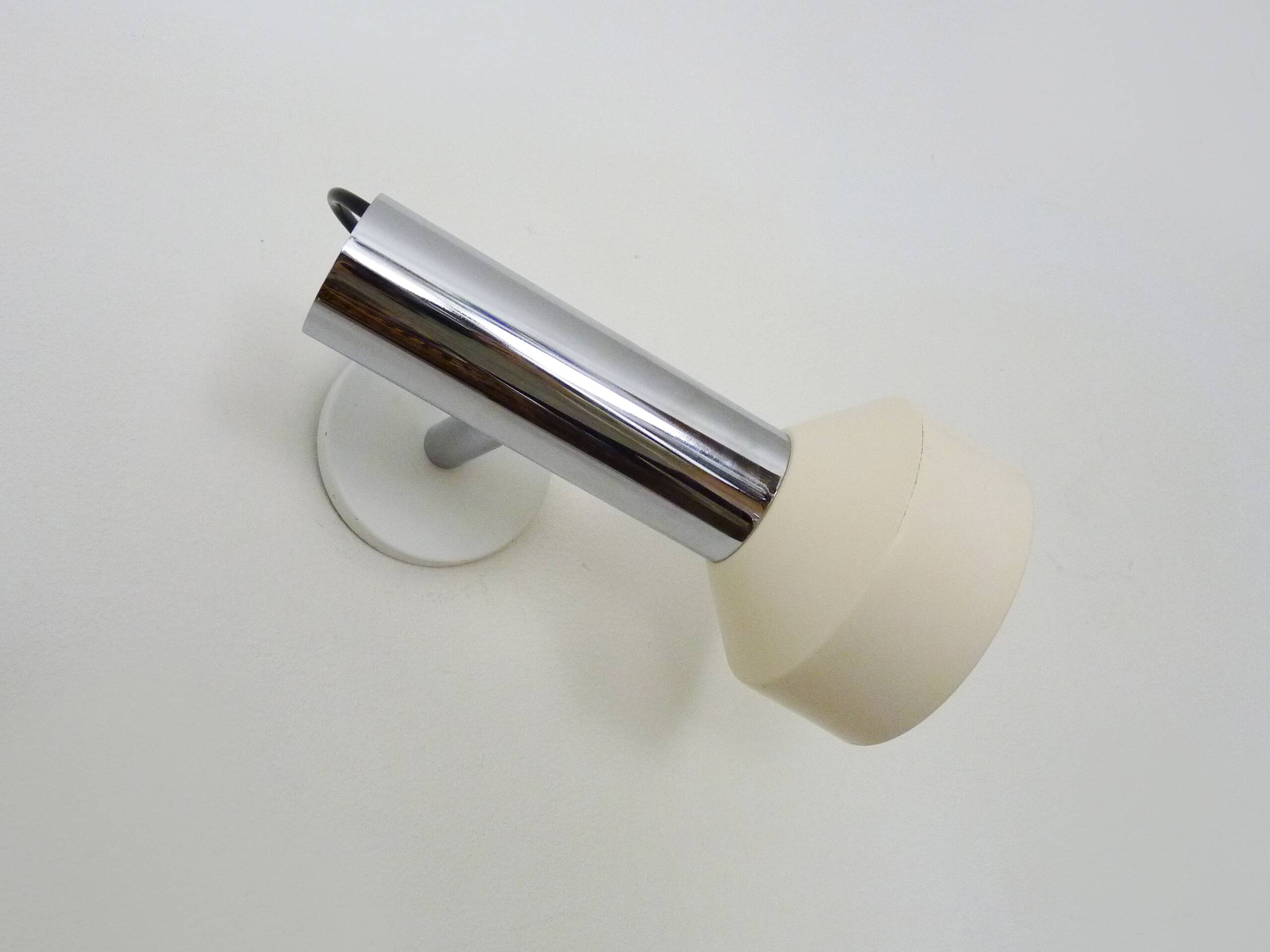 Adjustable wall spotlight in chrome-plated and white lacquered metal. 1970s
