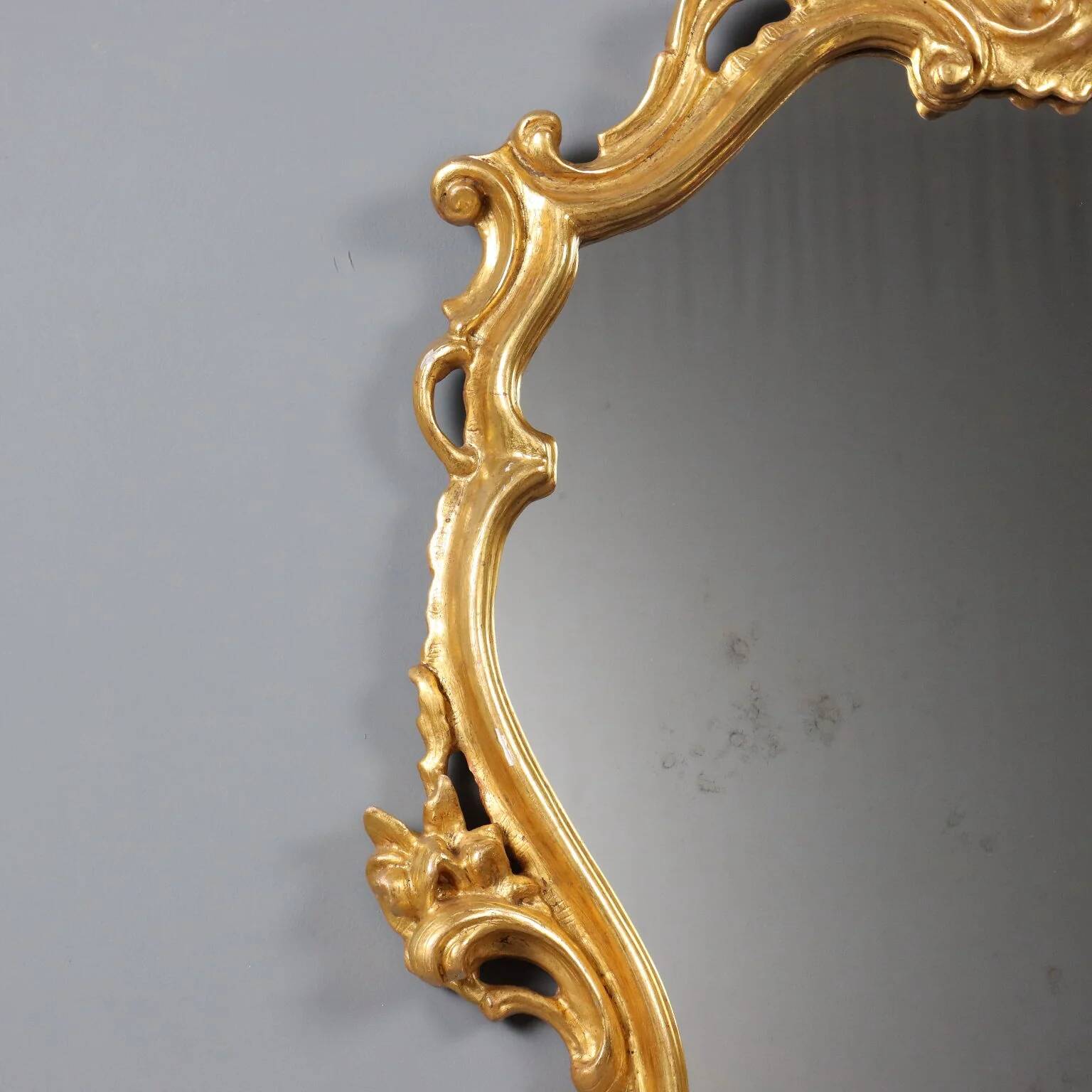 Carved and gilded wooden mirror in Barocchetto style