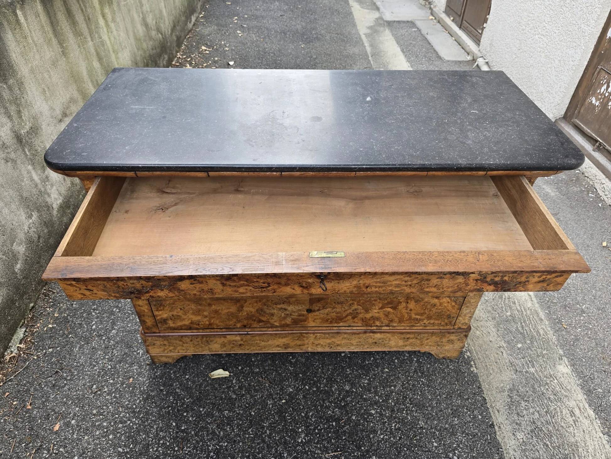 Restoration period commode in walnut burl and black marble – 19th century