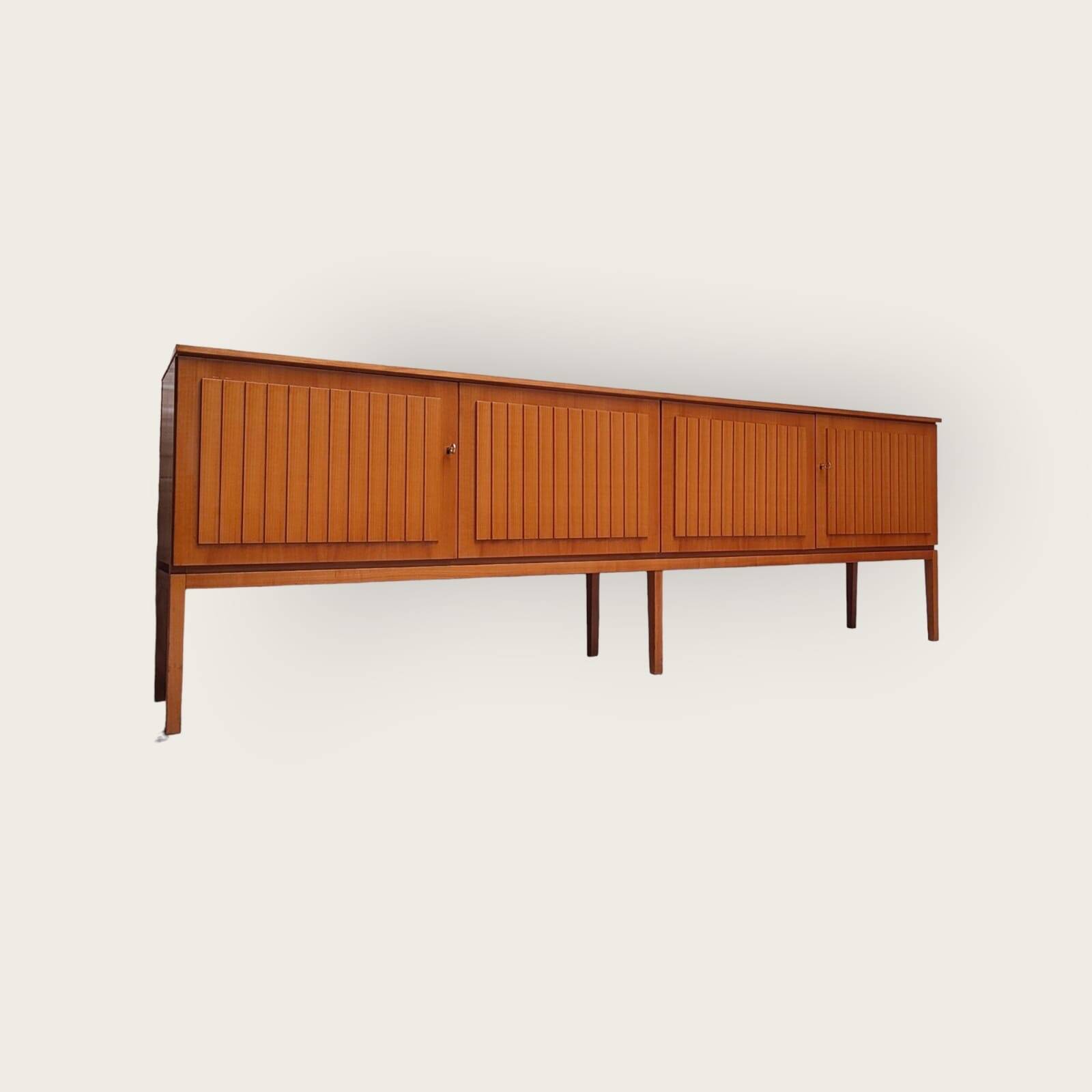 Buffet du milieu du siècle