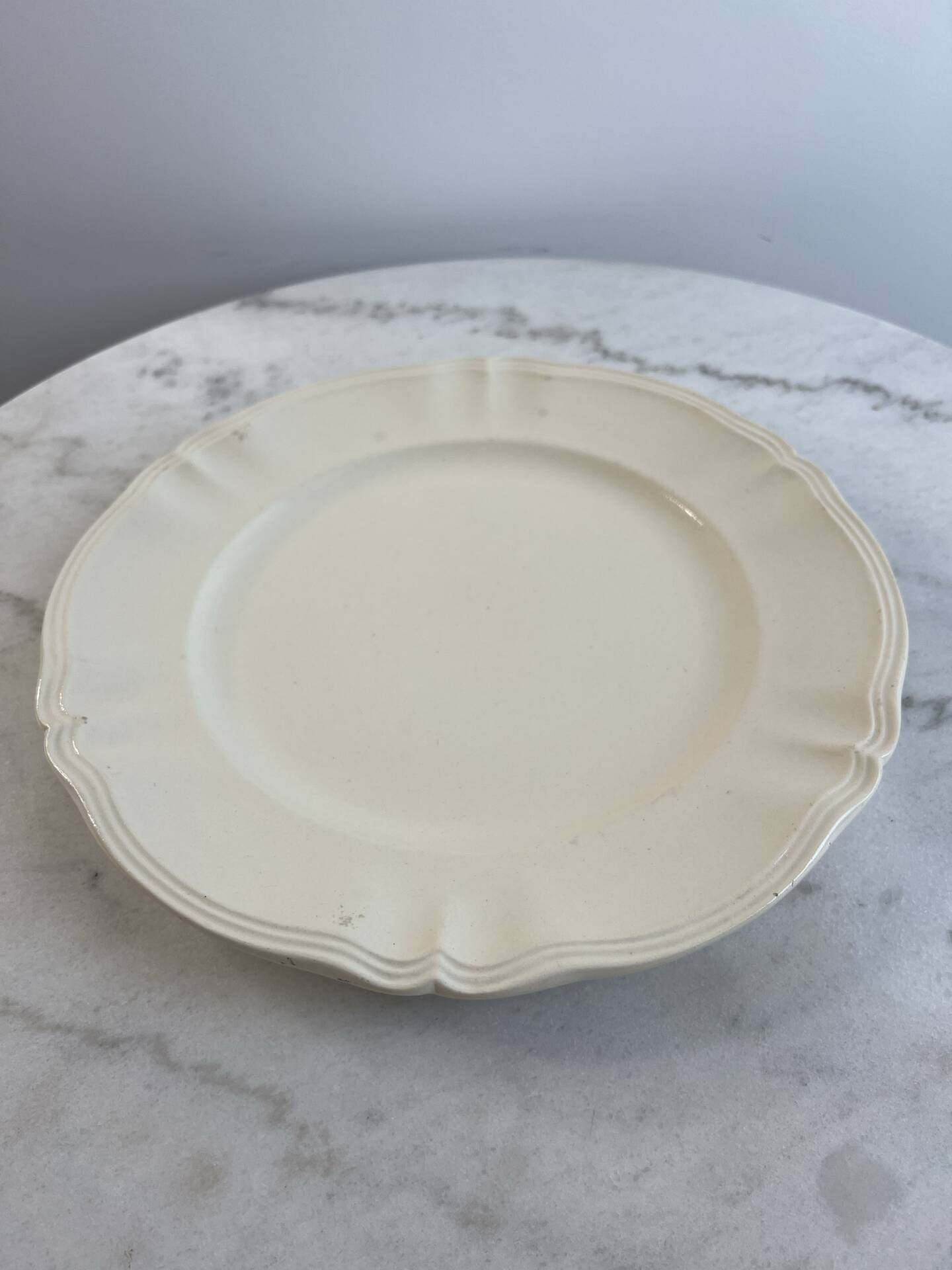 Sarreguemines Digoin — Ivory presentation plate, scalloped edge