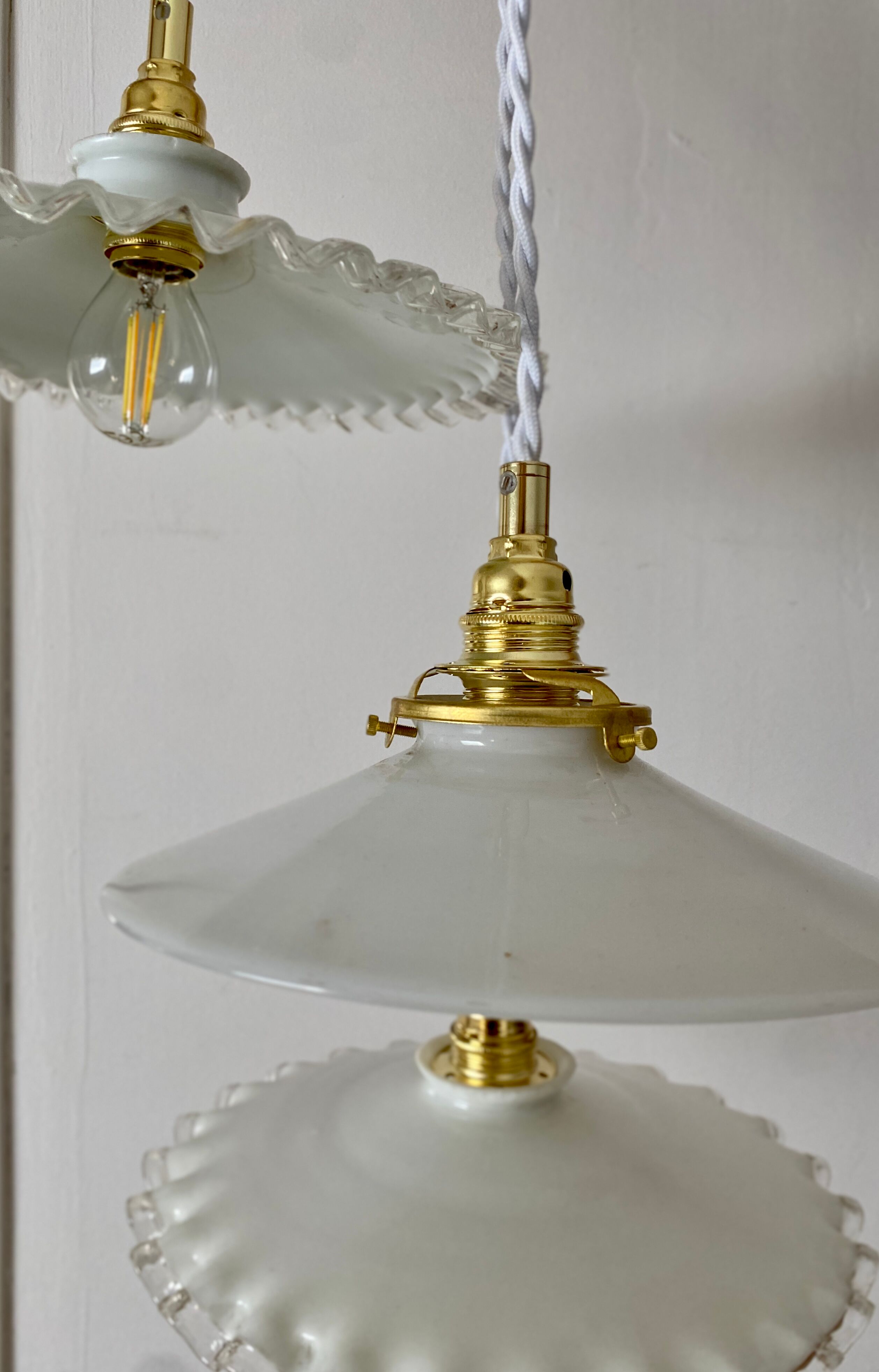 Three-light cascading pendant lamp with vintage white opaline lampshade