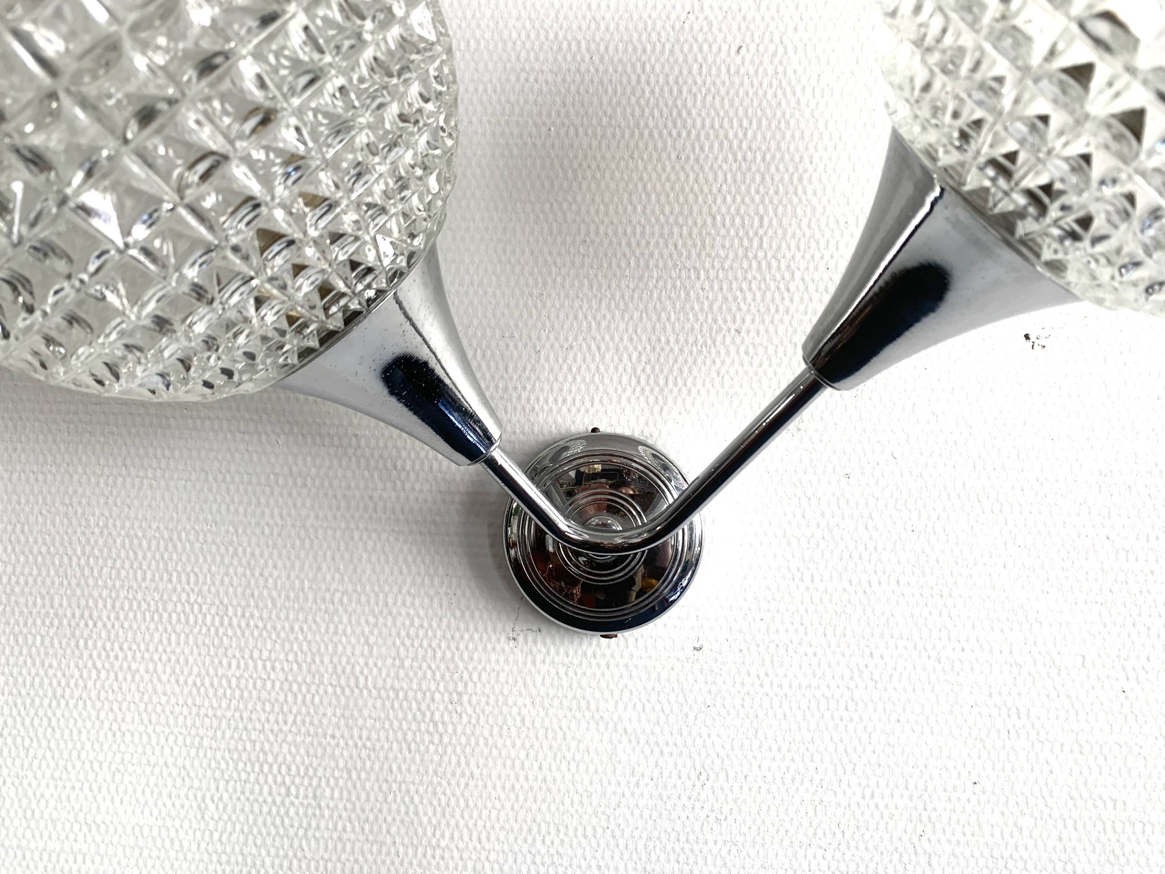 Double wall sconce and globe in diamond-pointed chiseled glass, 1960