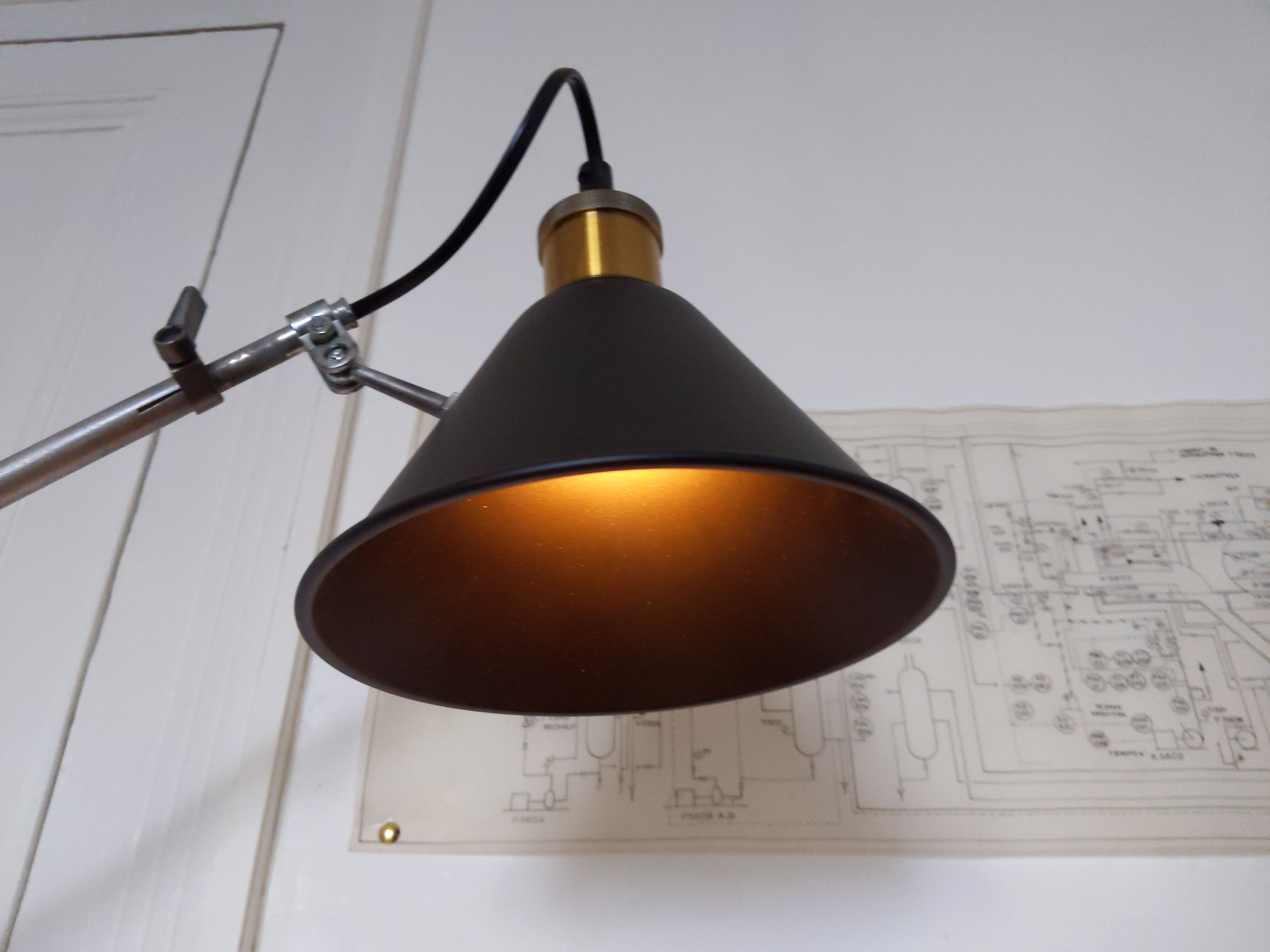 Articulated desk lamp clamp