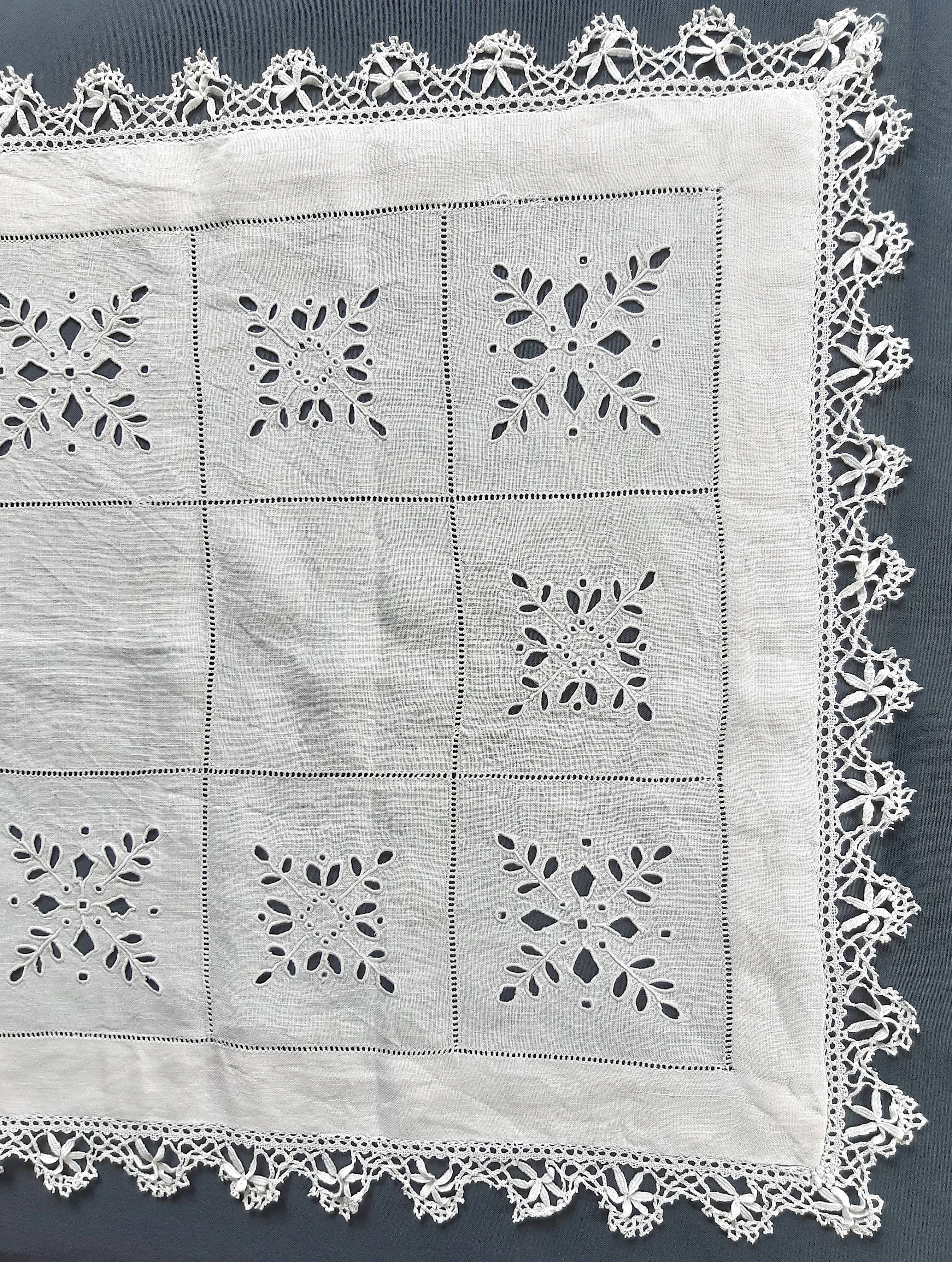 Embroidered table center, surrounded by lace from puy