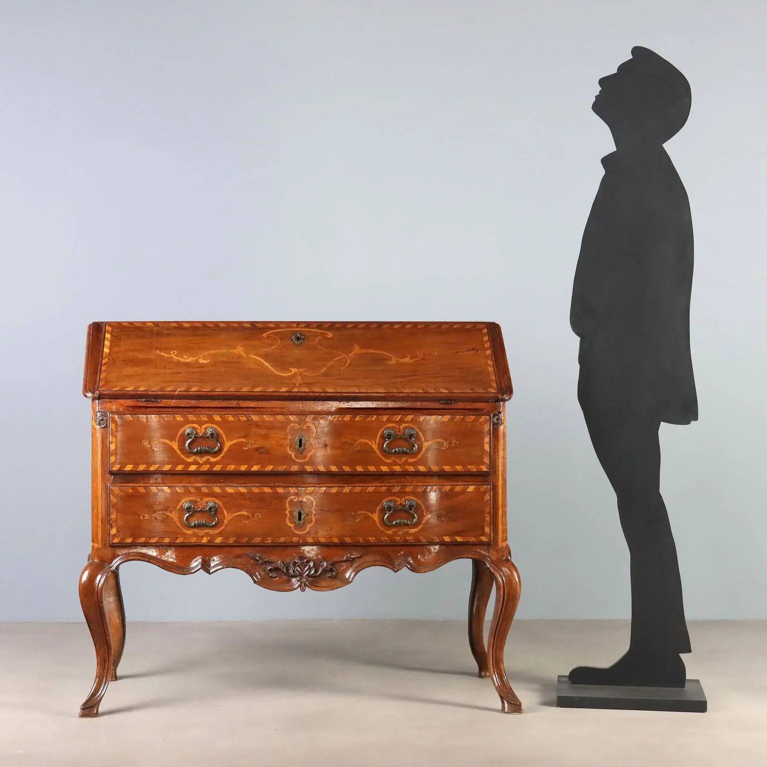 Antique baroque secretary cabinet with a drop-down front in walnut and maple, Italy, 18th century.