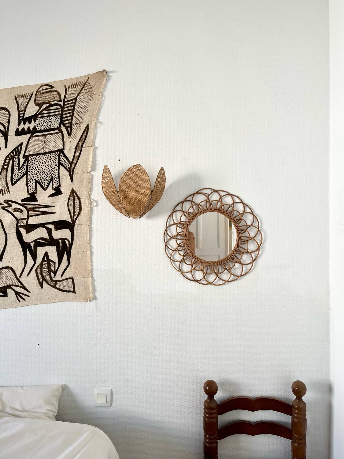 Vintage rattan flower mirror