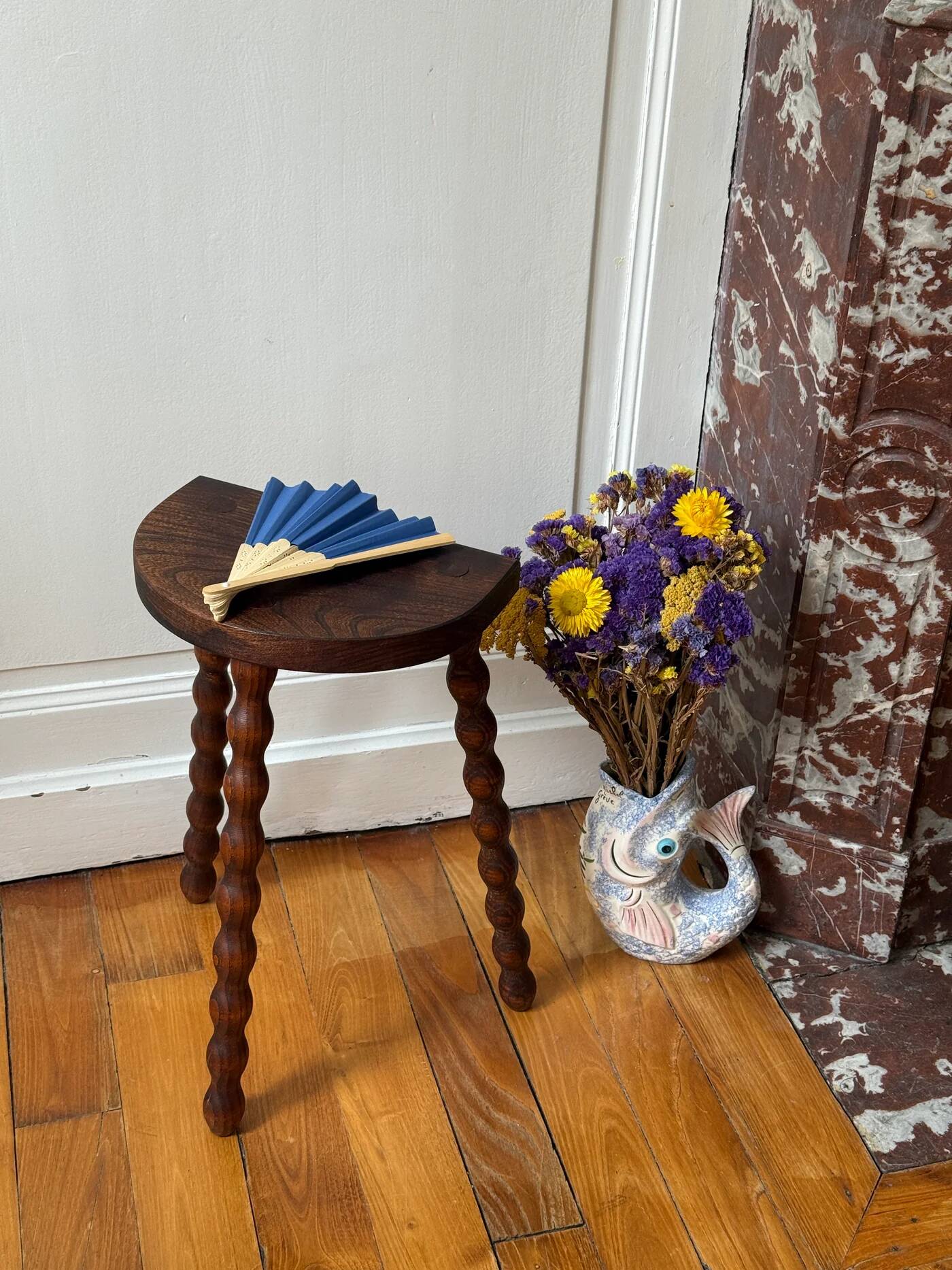 Tabouret tripode en bois tourné