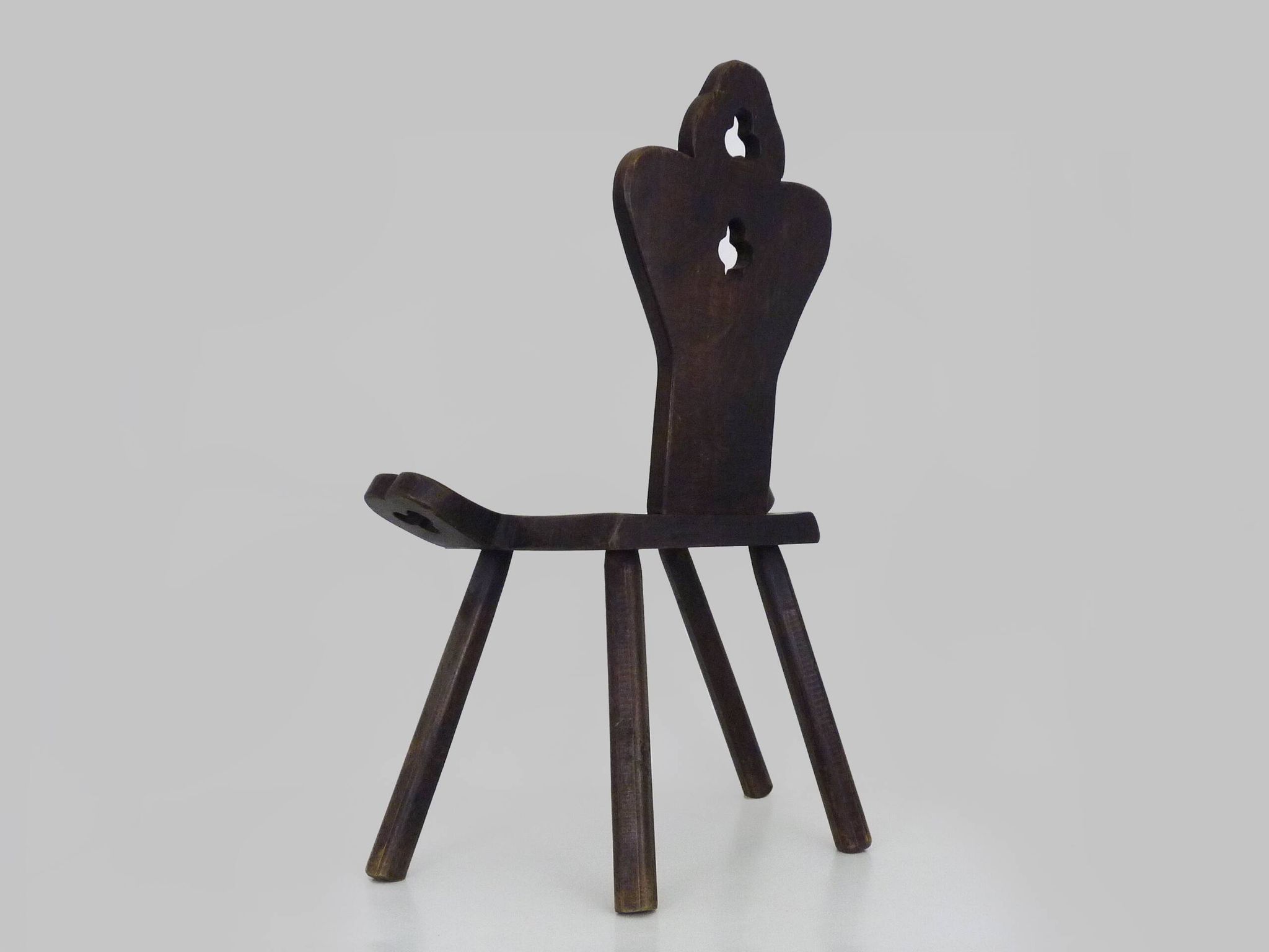 Brutalist tripod chair in raw wood. Solid wood chair. 1960s.
