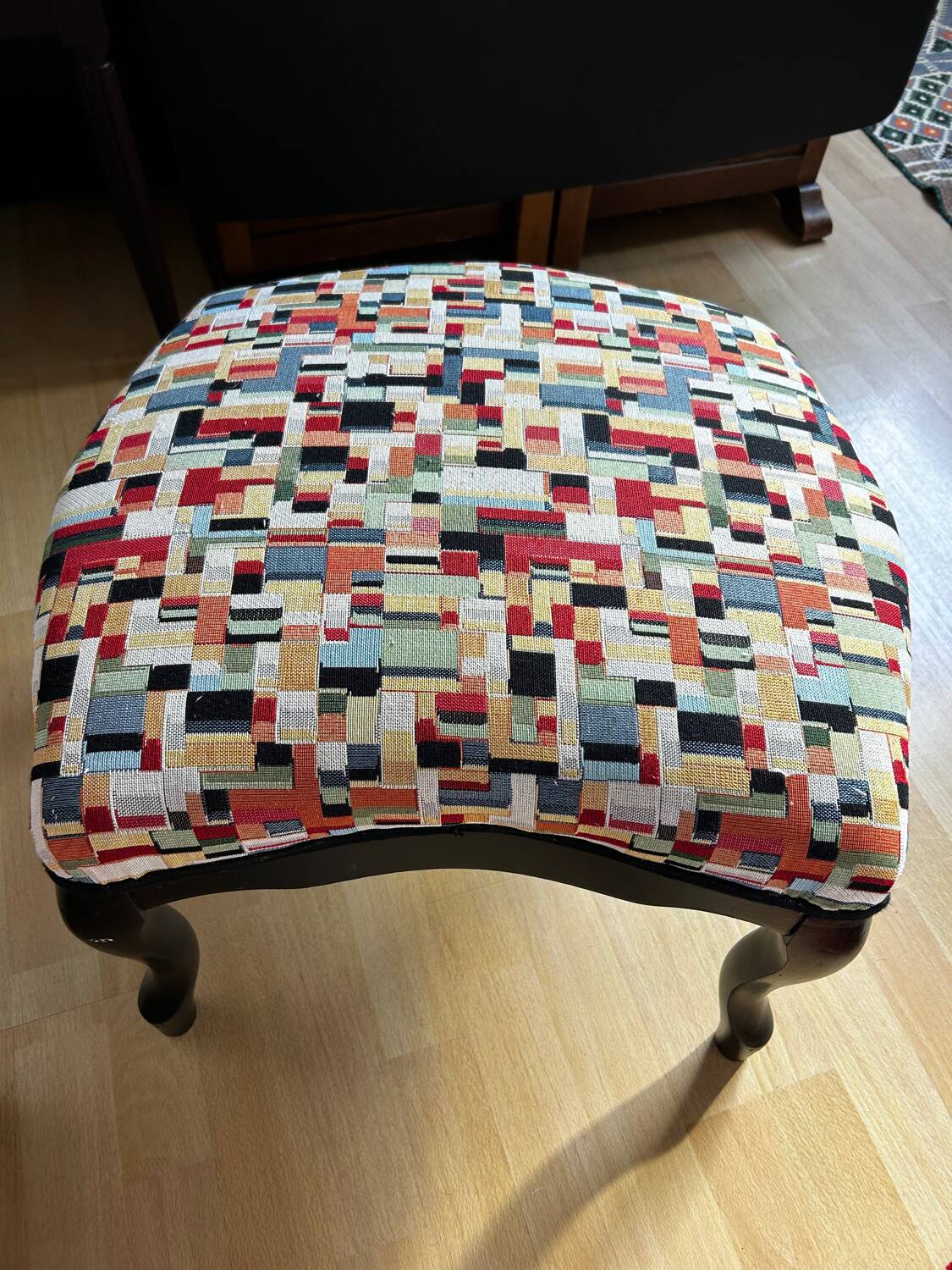 Fauteuil anglais rouge et son repose pied