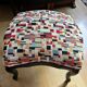 Fauteuil anglais rouge et son repose pied