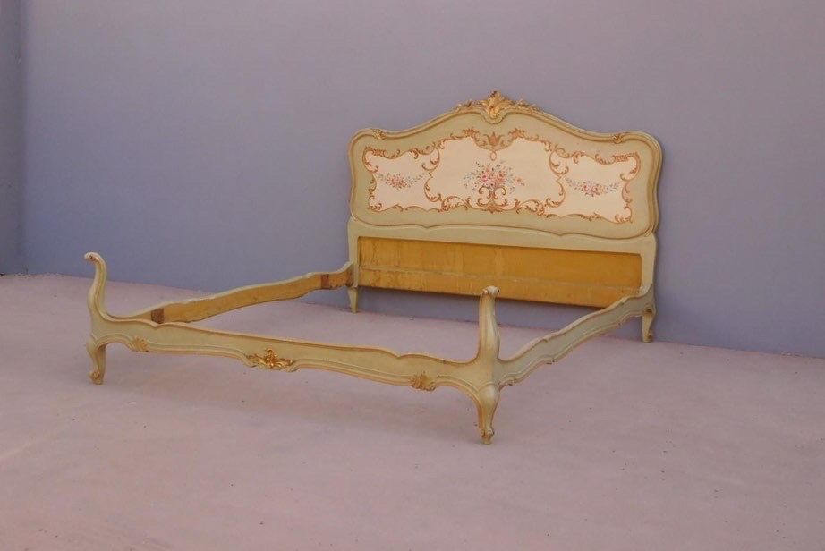 Cadre de lit en bois laqué décors floraux années 1950 style Louis XV